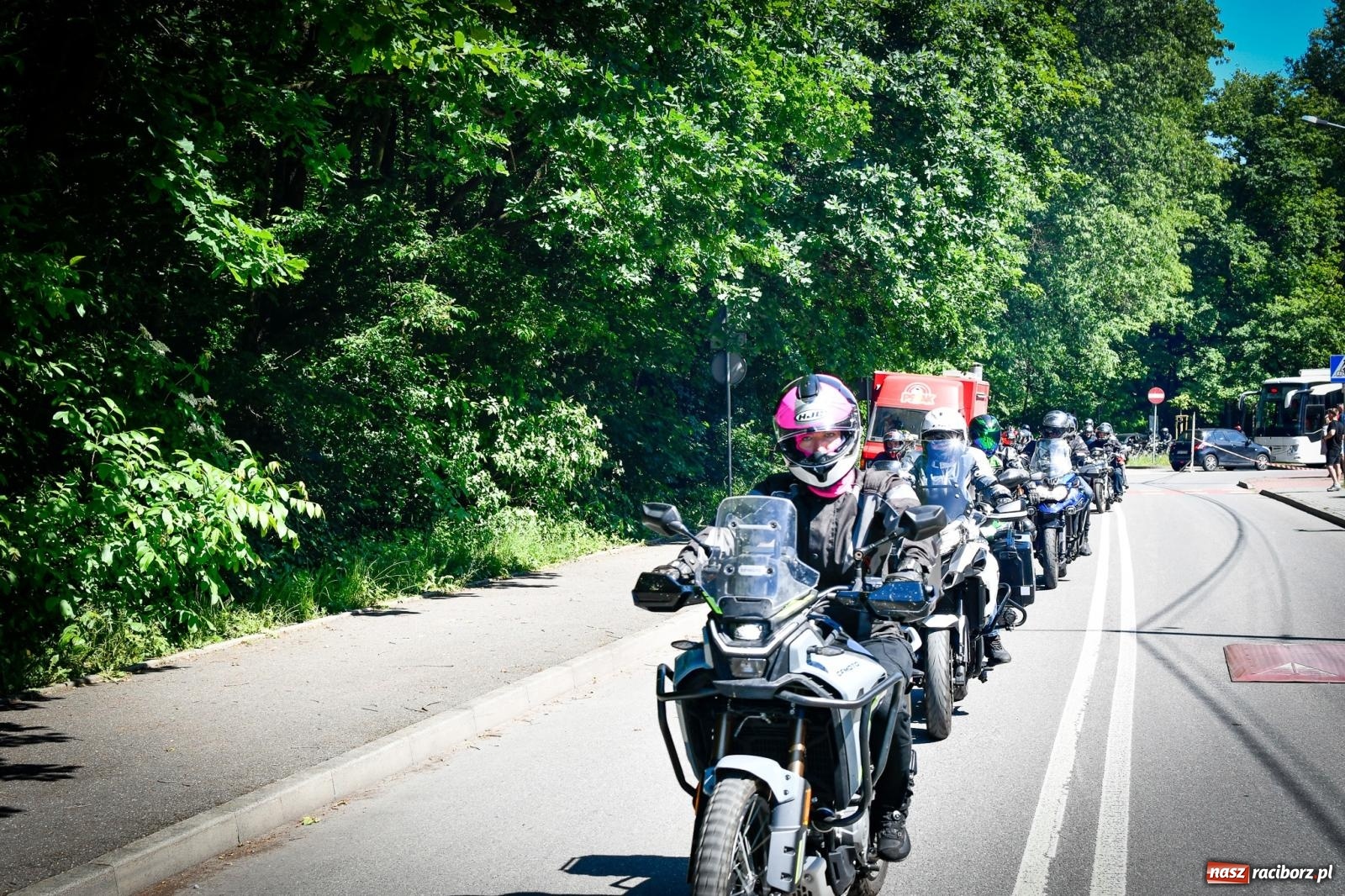 Zdjęcie w galerii na portalu naszraciborz.pl: II Spotkanie Motocyklowe w Raciborskim Grodzie – parada za nami, trwa piknik wiadomości z regionu