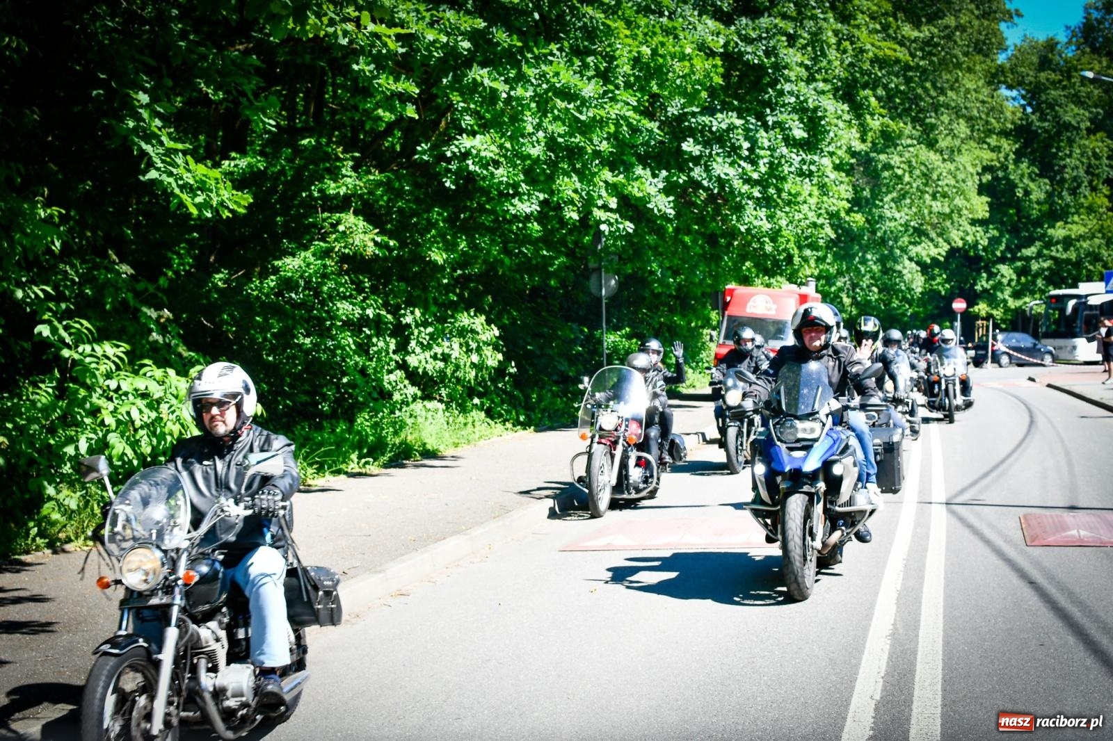 Zdjęcie w galerii na portalu naszraciborz.pl: II Spotkanie Motocyklowe w Raciborskim Grodzie – parada za nami, trwa piknik wiadomości z regionu