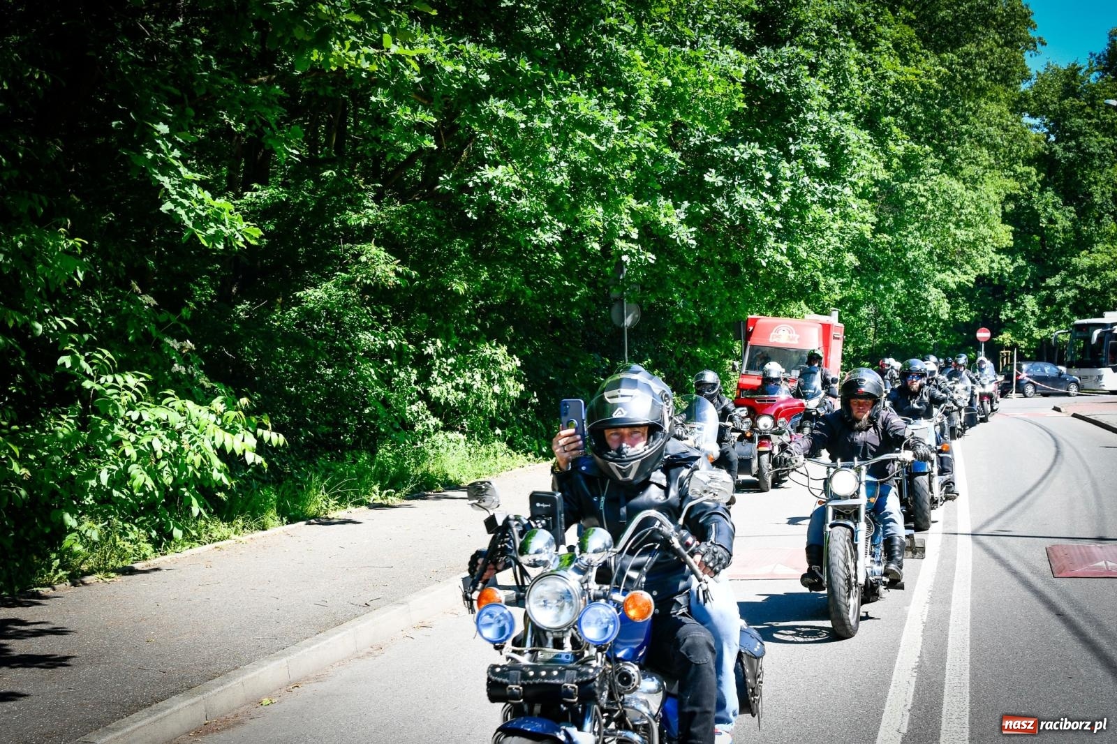 Zdjęcie w galerii na portalu naszraciborz.pl: II Spotkanie Motocyklowe w Raciborskim Grodzie – parada za nami, trwa piknik wiadomości z regionu