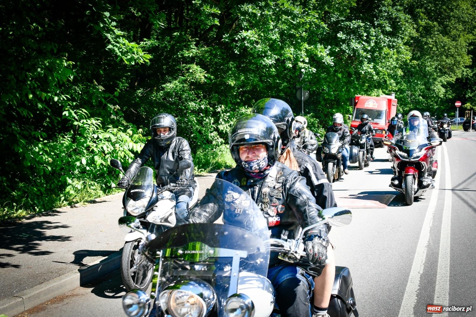 Zdjęcie w galerii na portalu naszraciborz.pl: II Spotkanie Motocyklowe w Raciborskim Grodzie – parada za nami, trwa piknik wiadomości z regionu