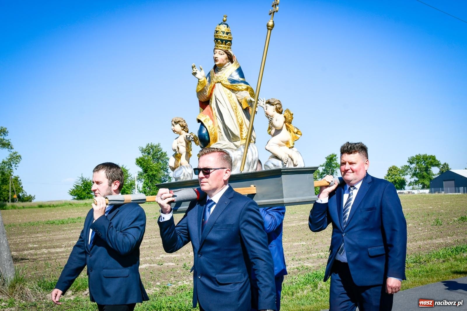 Zdjęcie w galerii na portalu naszraciborz.pl: Pątnicza tradycja w Tworkowie trwa nieprzerwanie – procesja na Urbanek znów połączyła wiernych wiadomości z regionu