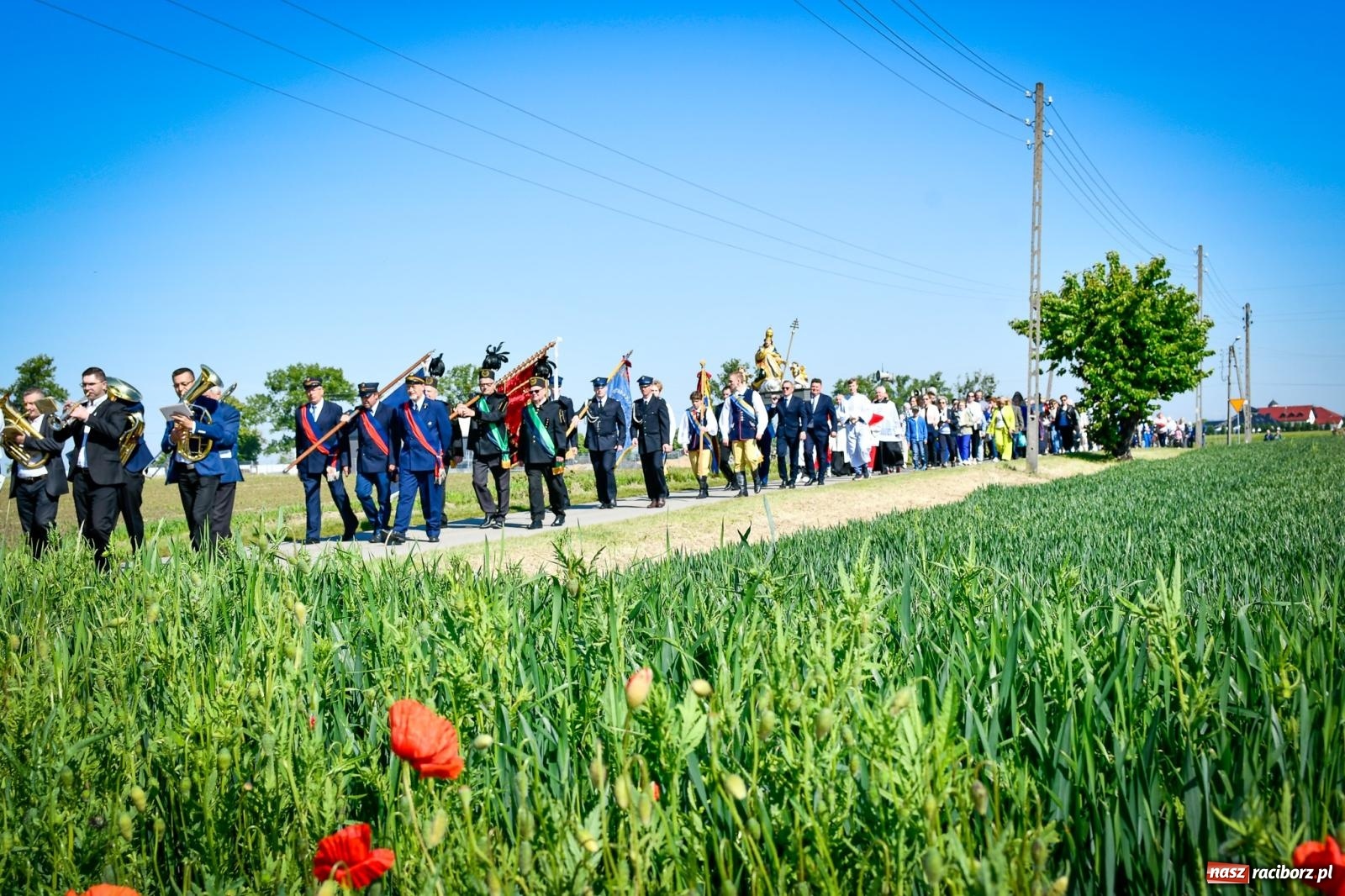 Zdjęcie w galerii na portalu naszraciborz.pl: Pątnicza tradycja w Tworkowie trwa nieprzerwanie – procesja na Urbanek znów połączyła wiernych wiadomości z regionu