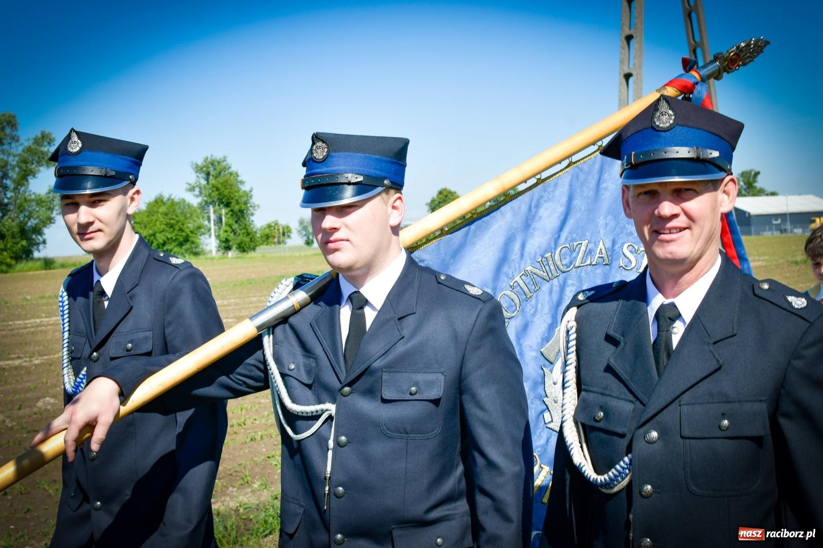 Zdjęcie w galerii na portalu naszraciborz.pl: Pątnicza tradycja w Tworkowie trwa nieprzerwanie – procesja na Urbanek znów połączyła wiernych wiadomości z regionu