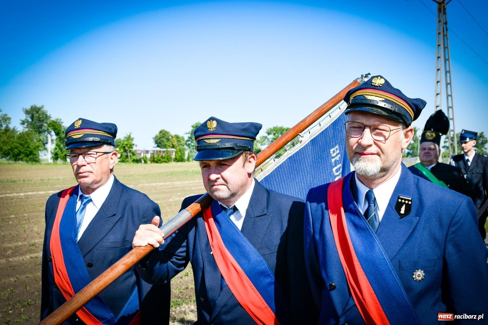 Zdjęcie w galerii na portalu naszraciborz.pl: Pątnicza tradycja w Tworkowie trwa nieprzerwanie – procesja na Urbanek znów połączyła wiernych wiadomości z regionu