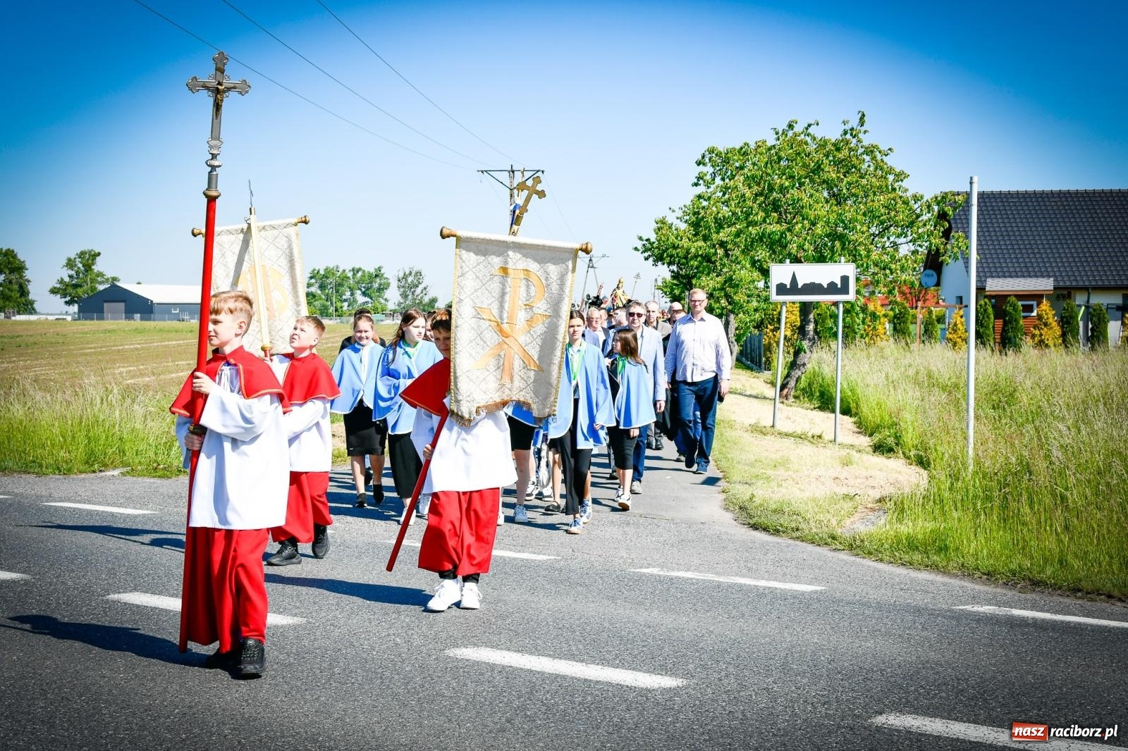 Zdjęcie w galerii na portalu naszraciborz.pl: Pątnicza tradycja w Tworkowie trwa nieprzerwanie – procesja na Urbanek znów połączyła wiernych wiadomości z regionu