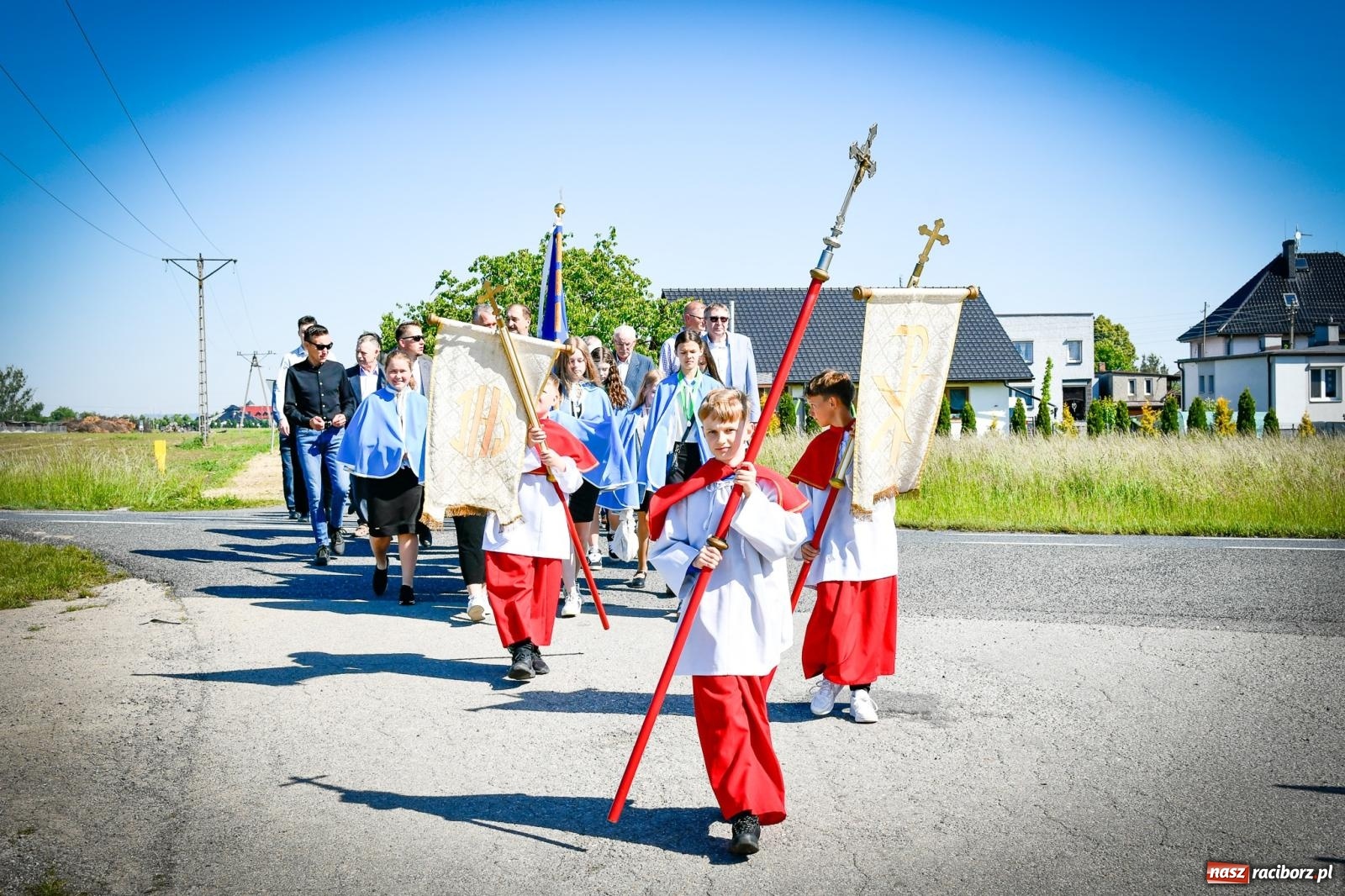 Zdjęcie w galerii na portalu naszraciborz.pl: Pątnicza tradycja w Tworkowie trwa nieprzerwanie – procesja na Urbanek znów połączyła wiernych wiadomości z regionu