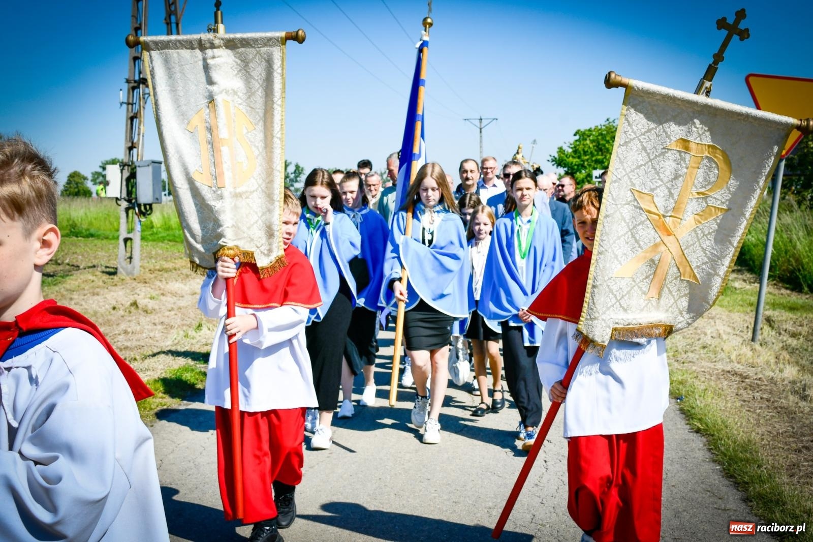 Zdjęcie w galerii na portalu naszraciborz.pl: Pątnicza tradycja w Tworkowie trwa nieprzerwanie – procesja na Urbanek znów połączyła wiernych wiadomości z regionu