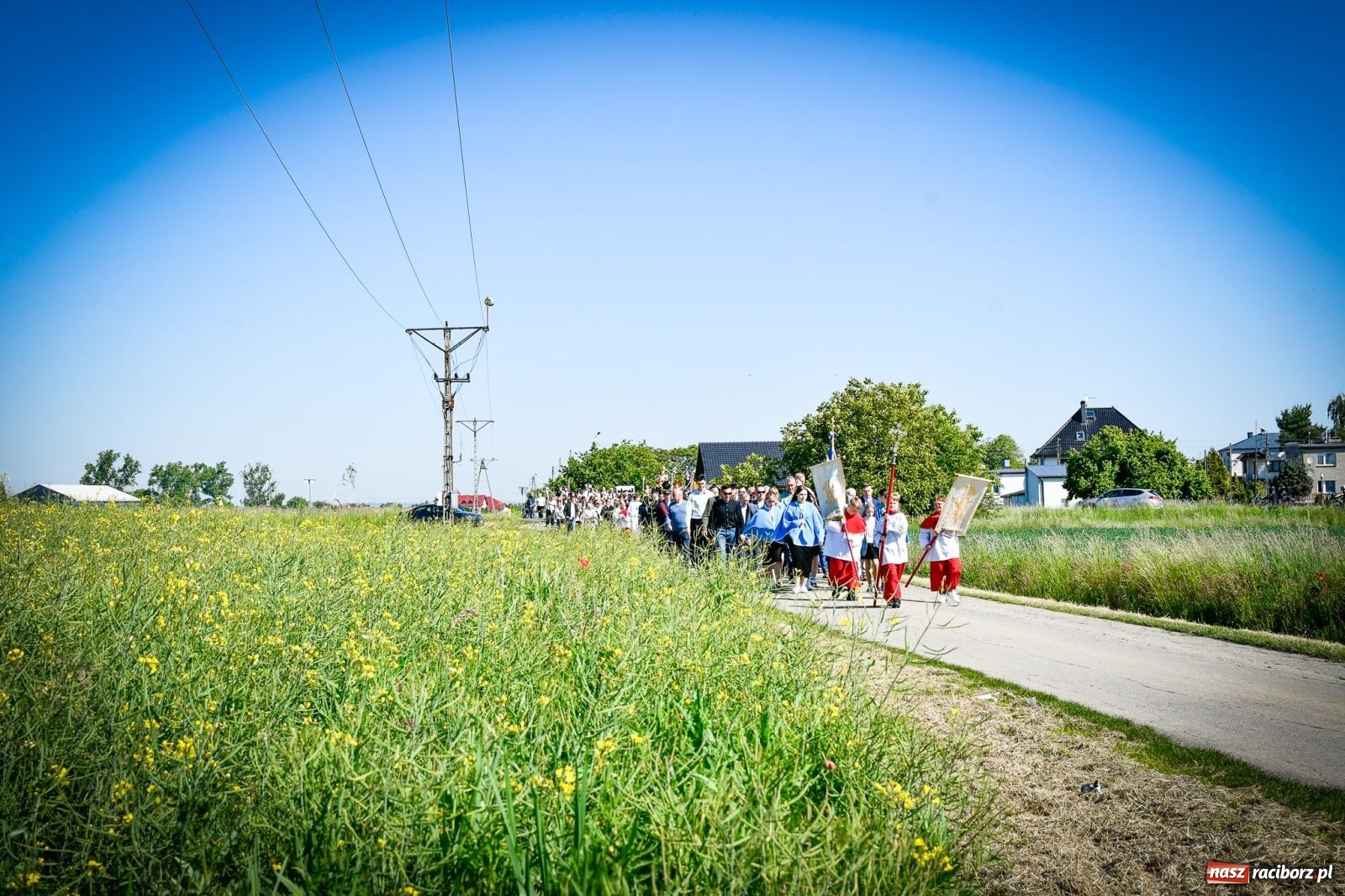 Zdjęcie w galerii na portalu naszraciborz.pl: Pątnicza tradycja w Tworkowie trwa nieprzerwanie – procesja na Urbanek znów połączyła wiernych wiadomości z regionu