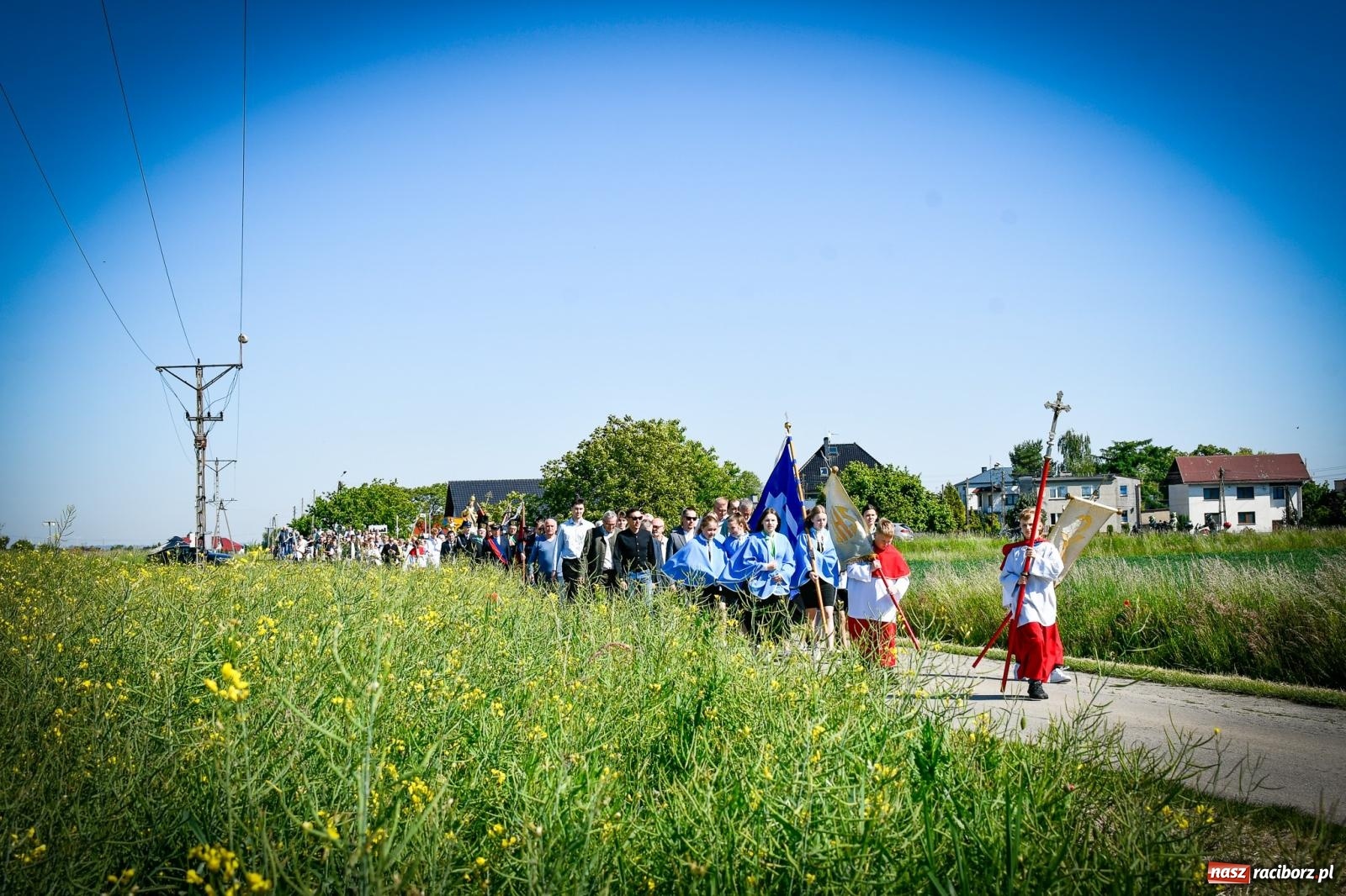 Zdjęcie w galerii na portalu naszraciborz.pl: Pątnicza tradycja w Tworkowie trwa nieprzerwanie – procesja na Urbanek znów połączyła wiernych wiadomości z regionu