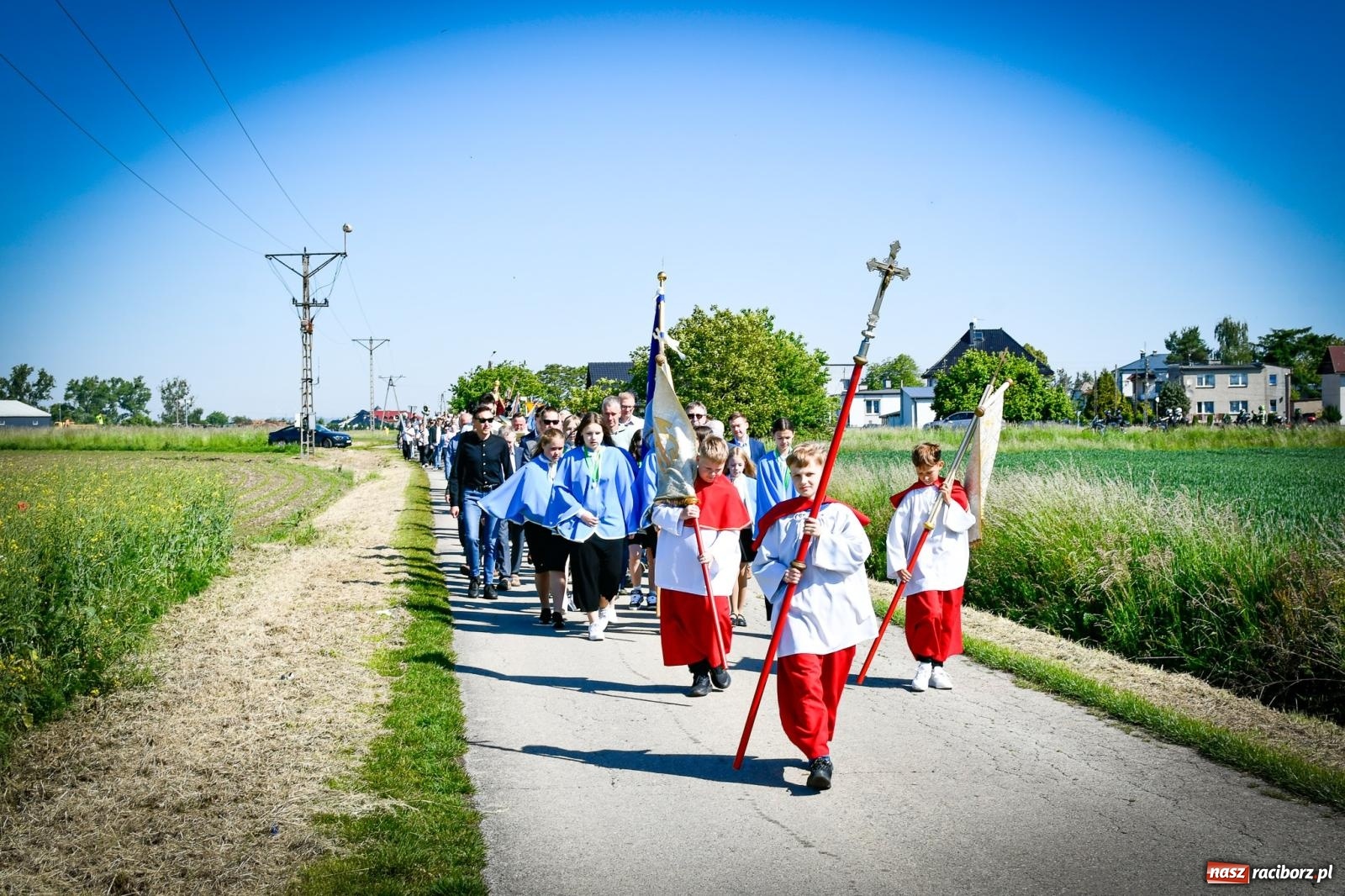 Zdjęcie w galerii na portalu naszraciborz.pl: Pątnicza tradycja w Tworkowie trwa nieprzerwanie – procesja na Urbanek znów połączyła wiernych wiadomości z regionu