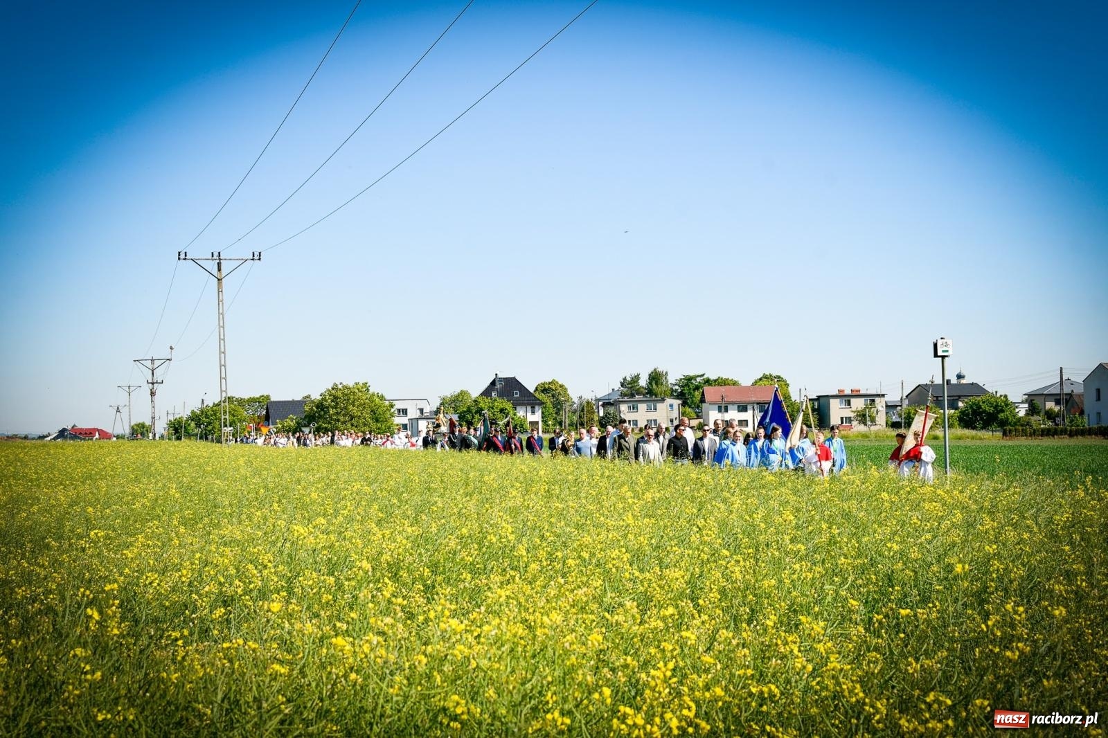 Zdjęcie w galerii na portalu naszraciborz.pl: Pątnicza tradycja w Tworkowie trwa nieprzerwanie – procesja na Urbanek znów połączyła wiernych wiadomości z regionu