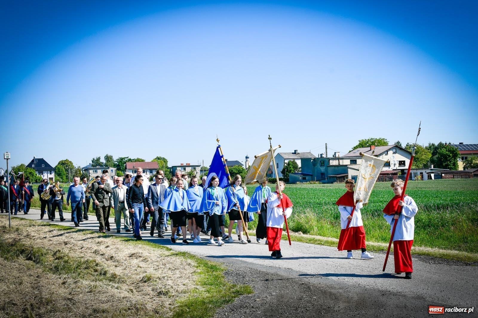 Zdjęcie w galerii na portalu naszraciborz.pl: Pątnicza tradycja w Tworkowie trwa nieprzerwanie – procesja na Urbanek znów połączyła wiernych wiadomości z regionu