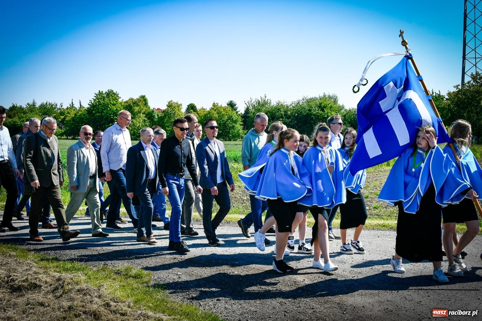 Zdjęcie w galerii na portalu naszraciborz.pl: Pątnicza tradycja w Tworkowie trwa nieprzerwanie – procesja na Urbanek znów połączyła wiernych wiadomości z regionu