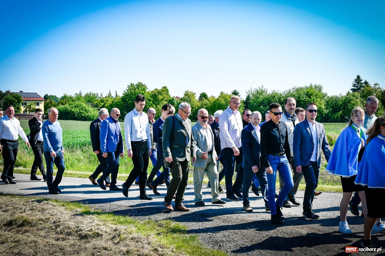 Zdjęcie w galerii na portalu naszraciborz.pl: Pątnicza tradycja w Tworkowie trwa nieprzerwanie – procesja na Urbanek znów połączyła wiernych wiadomości z regionu