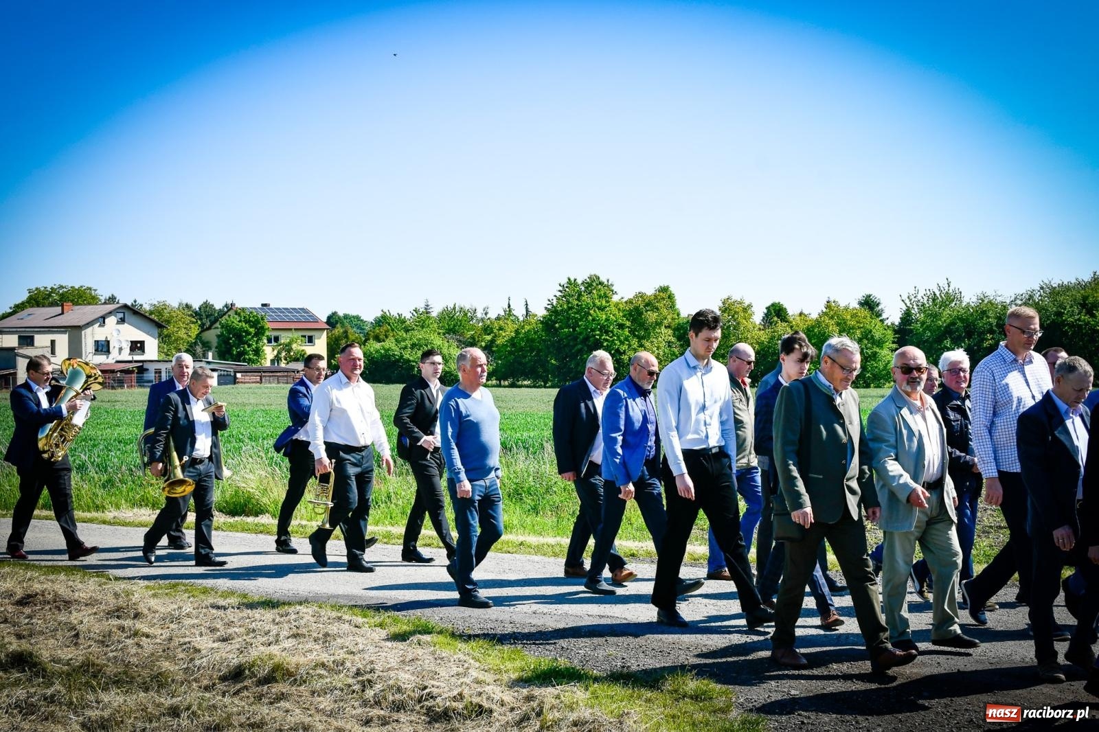 Zdjęcie w galerii na portalu naszraciborz.pl: Pątnicza tradycja w Tworkowie trwa nieprzerwanie – procesja na Urbanek znów połączyła wiernych wiadomości z regionu