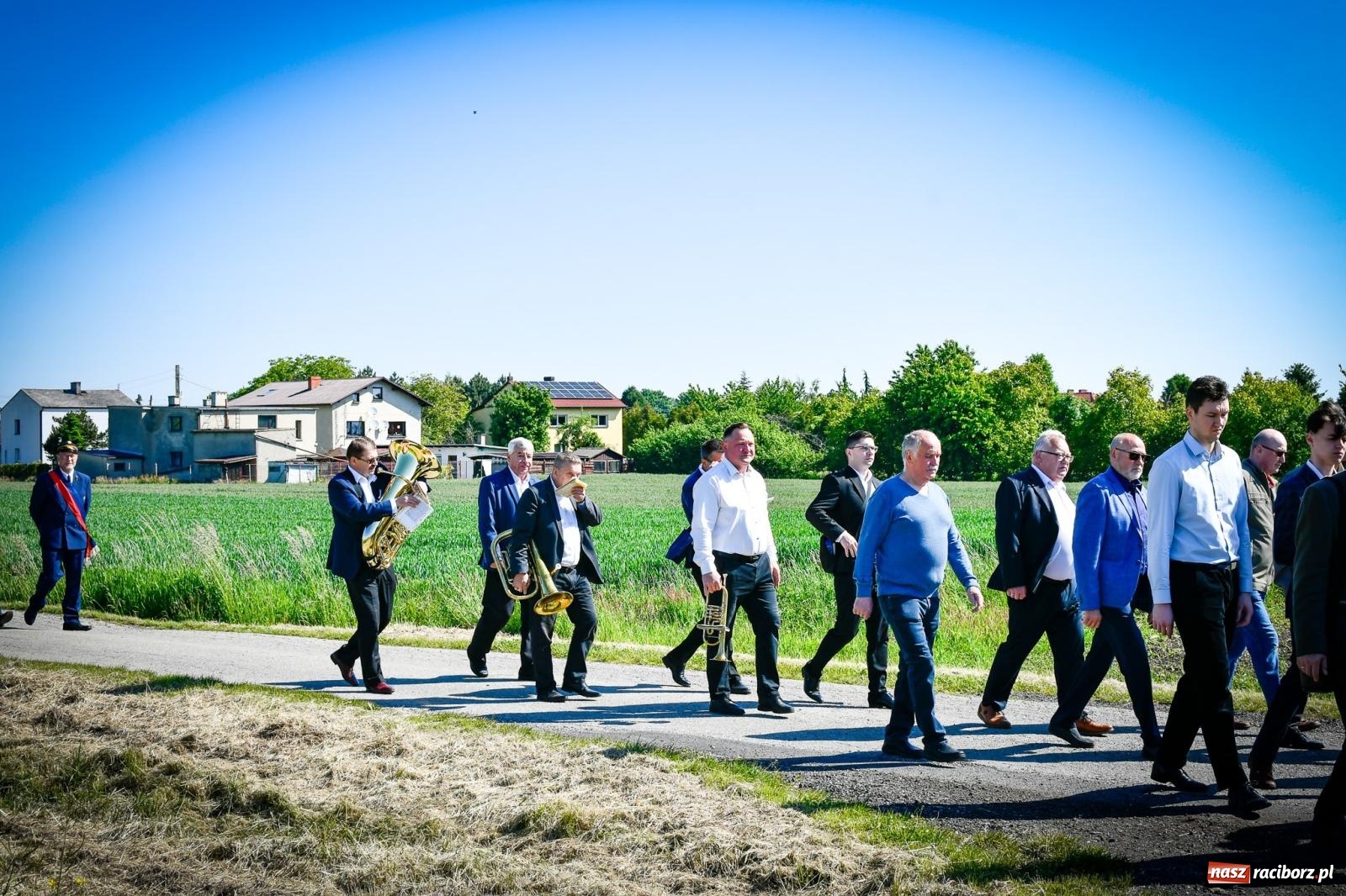 Zdjęcie w galerii na portalu naszraciborz.pl: Pątnicza tradycja w Tworkowie trwa nieprzerwanie – procesja na Urbanek znów połączyła wiernych wiadomości z regionu