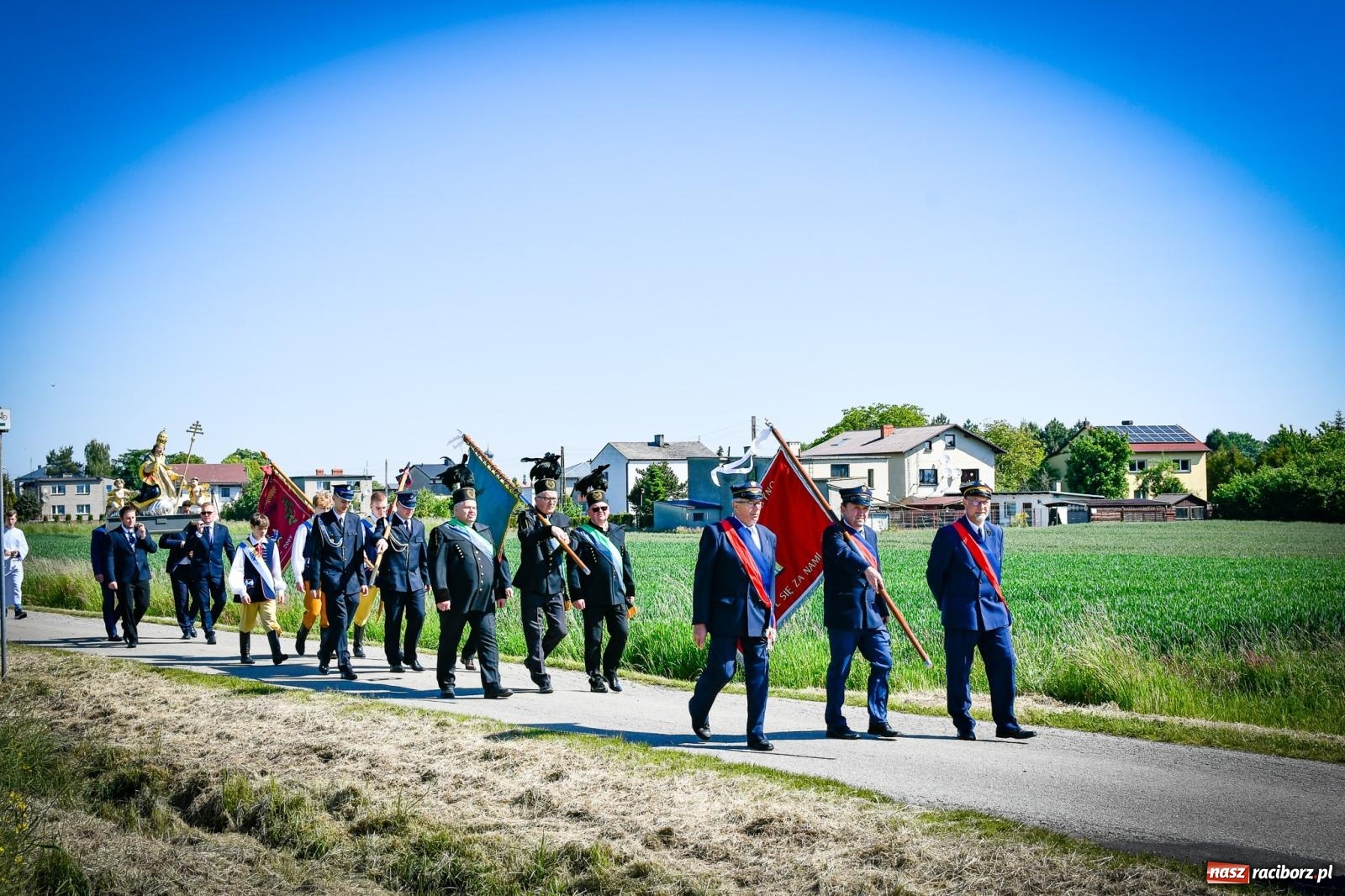Zdjęcie w galerii na portalu naszraciborz.pl: Pątnicza tradycja w Tworkowie trwa nieprzerwanie – procesja na Urbanek znów połączyła wiernych wiadomości z regionu