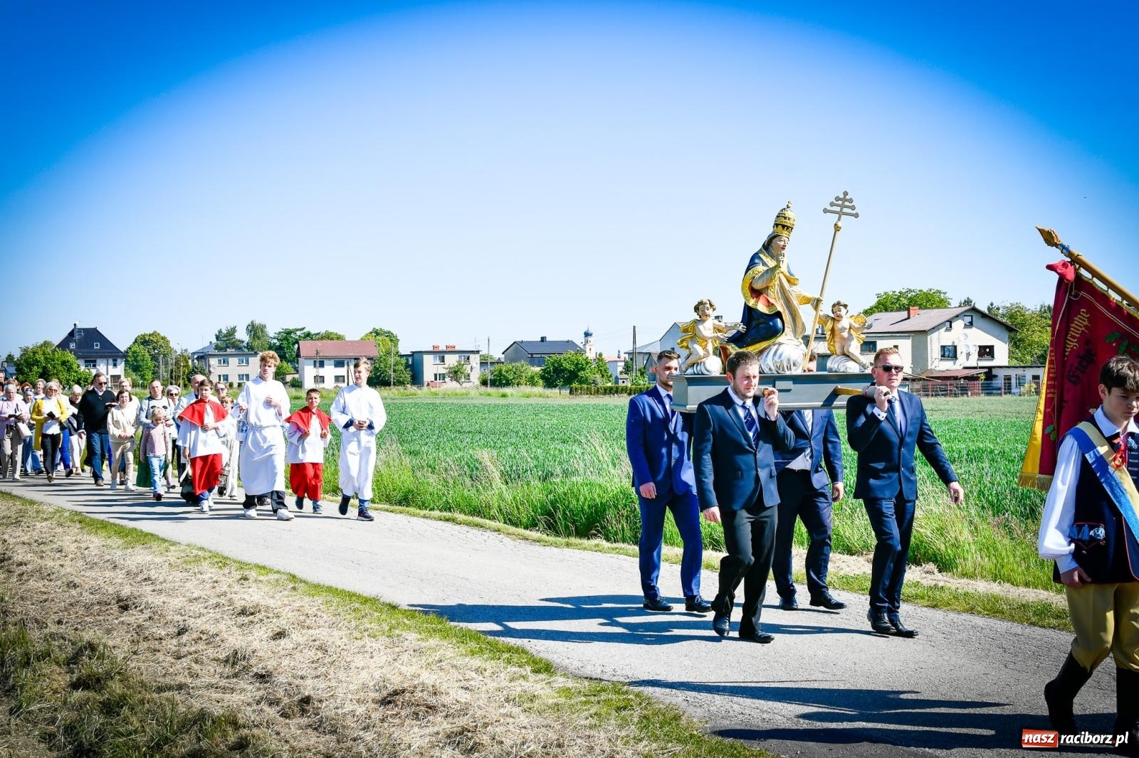 Zdjęcie w galerii na portalu naszraciborz.pl: Pątnicza tradycja w Tworkowie trwa nieprzerwanie – procesja na Urbanek znów połączyła wiernych wiadomości z regionu