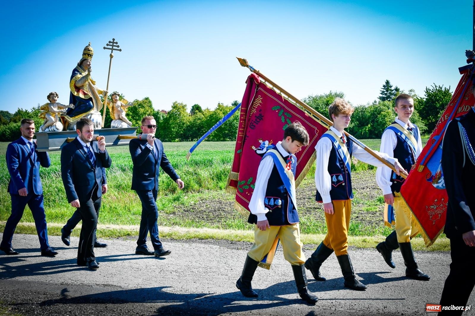 Zdjęcie w galerii na portalu naszraciborz.pl: Pątnicza tradycja w Tworkowie trwa nieprzerwanie – procesja na Urbanek znów połączyła wiernych wiadomości z regionu
