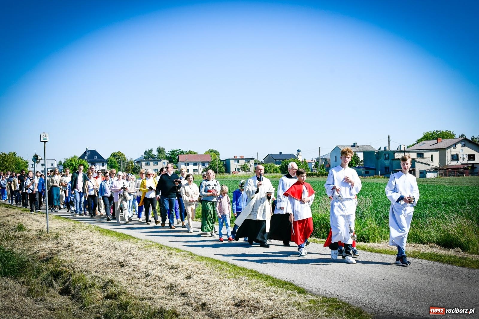 Zdjęcie w galerii na portalu naszraciborz.pl: Pątnicza tradycja w Tworkowie trwa nieprzerwanie – procesja na Urbanek znów połączyła wiernych wiadomości z regionu