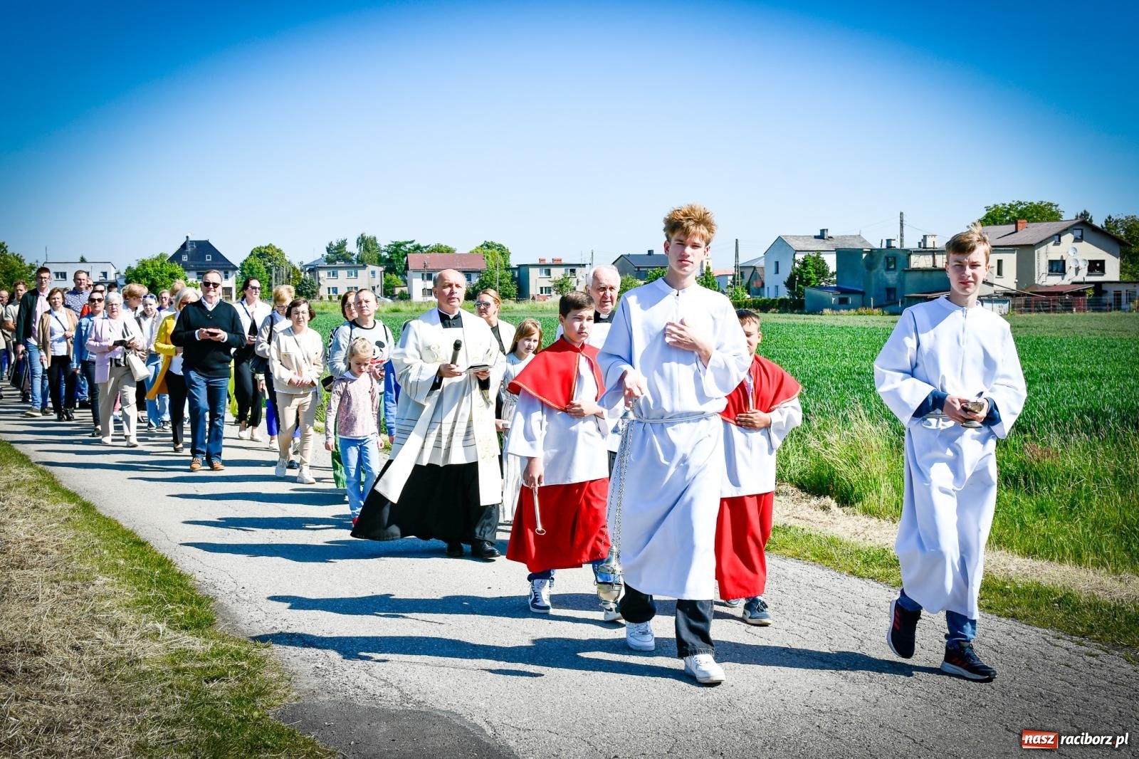 Zdjęcie w galerii na portalu naszraciborz.pl: Pątnicza tradycja w Tworkowie trwa nieprzerwanie – procesja na Urbanek znów połączyła wiernych wiadomości z regionu