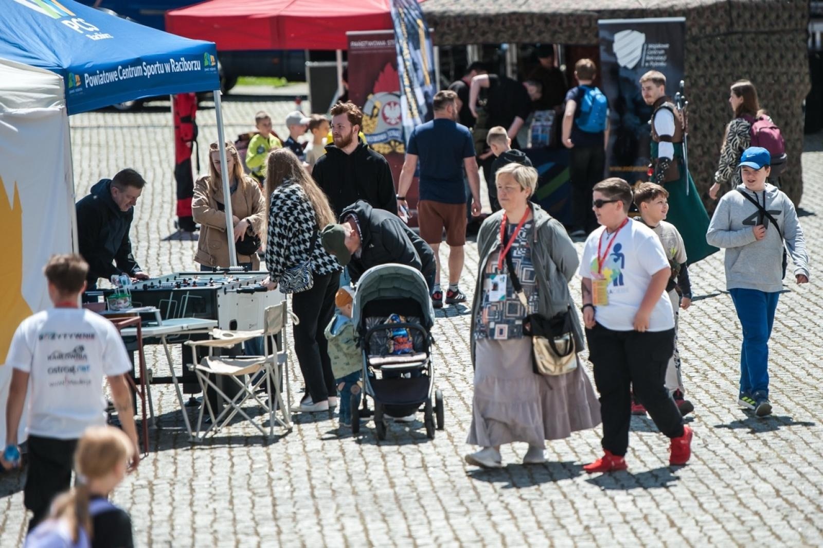 Zdjęcie w galerii na portalu naszraciborz.pl: Gamingowe emocje na Zamku Piastowskim – trwa finałowy dzień festiwalu w Raciborzu wiadomości z regionu