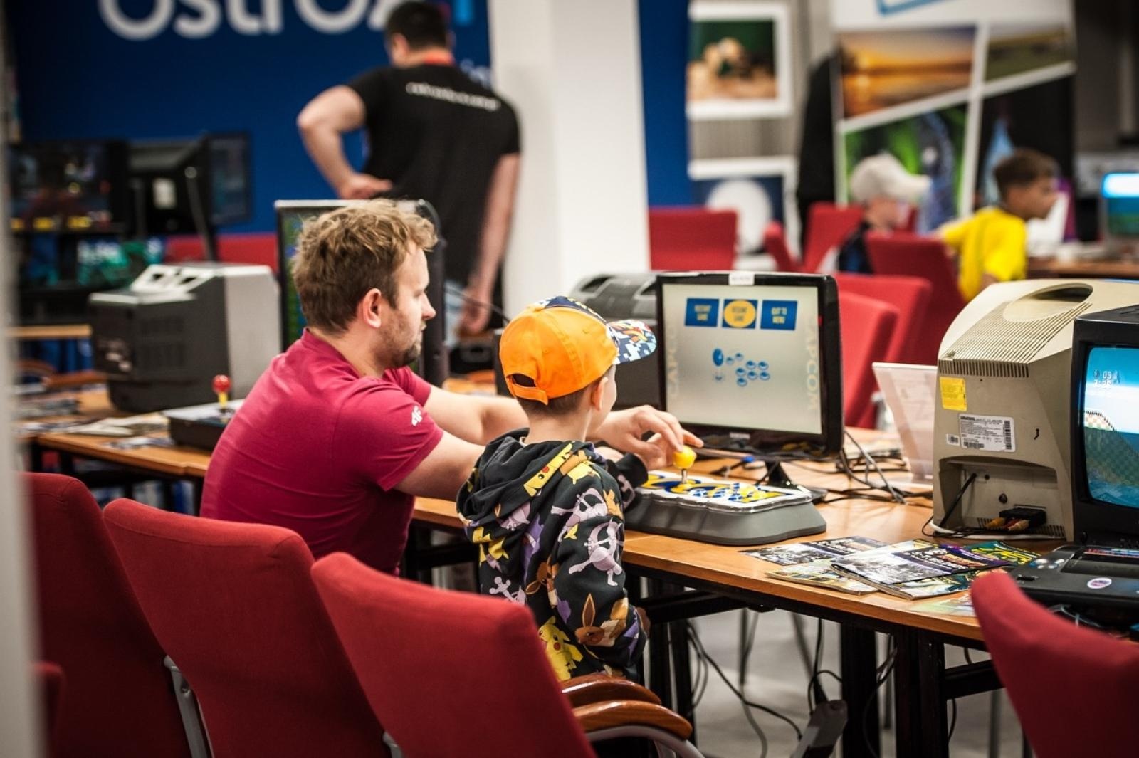 Zdjęcie w galerii na portalu naszraciborz.pl: Gamingowe emocje na Zamku Piastowskim – trwa finałowy dzień festiwalu w Raciborzu wiadomości z regionu