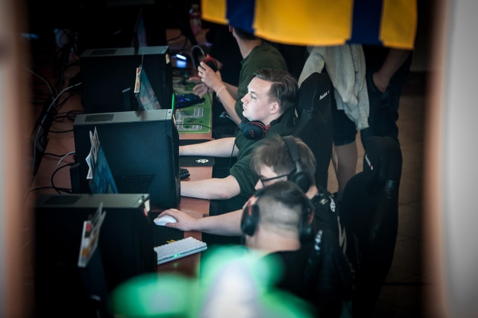 Zdjęcie w galerii na portalu naszraciborz.pl: Gamingowe emocje na Zamku Piastowskim – trwa finałowy dzień festiwalu w Raciborzu wiadomości z regionu