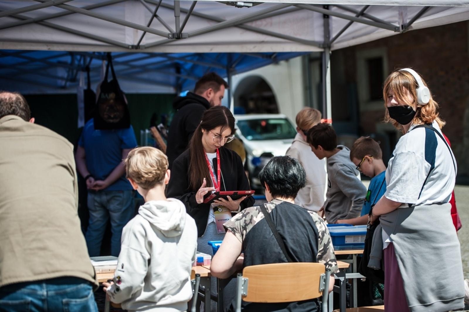 Zdjęcie w galerii na portalu naszraciborz.pl: Gamingowe emocje na Zamku Piastowskim – trwa finałowy dzień festiwalu w Raciborzu wiadomości z regionu