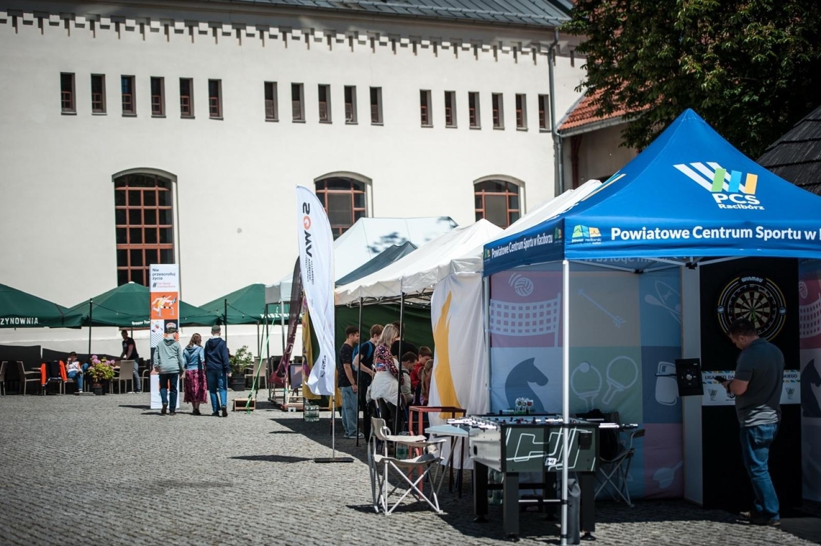 Zdjęcie w galerii na portalu naszraciborz.pl: Gamingowe emocje na Zamku Piastowskim – trwa finałowy dzień festiwalu w Raciborzu wiadomości z regionu