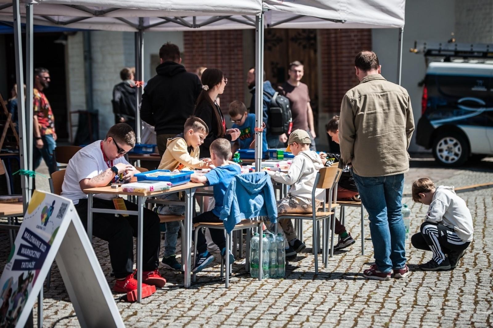 Zdjęcie w galerii na portalu naszraciborz.pl: Gamingowe emocje na Zamku Piastowskim – trwa finałowy dzień festiwalu w Raciborzu wiadomości z regionu