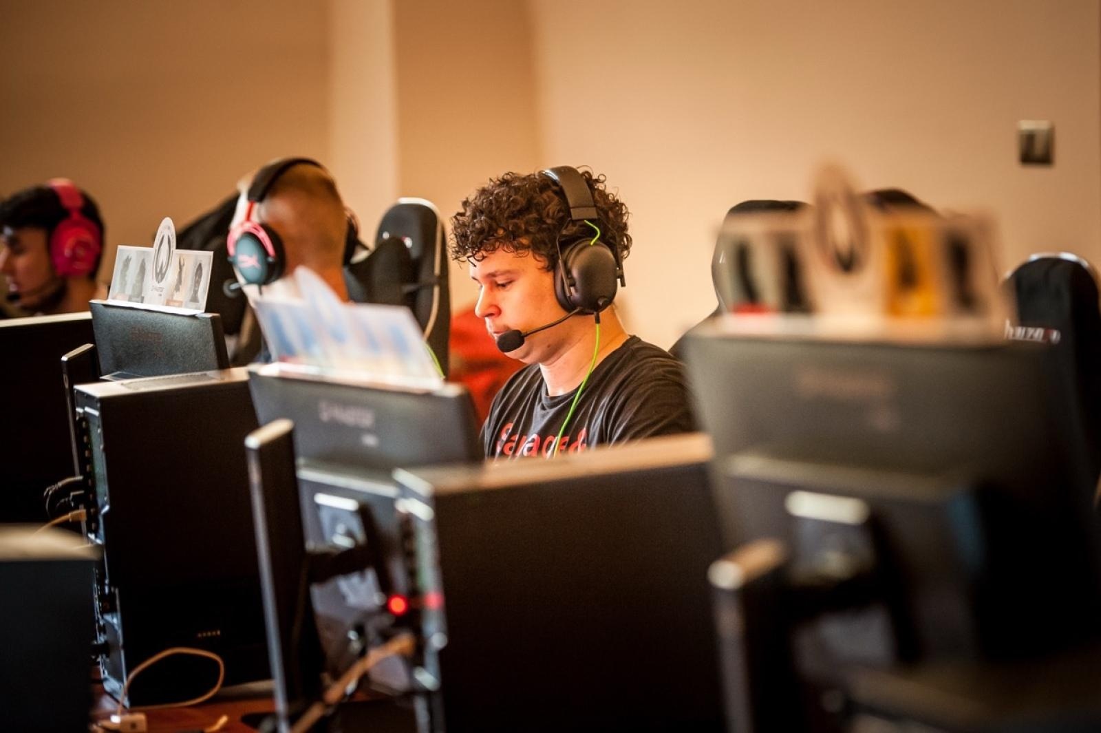 Zdjęcie w galerii na portalu naszraciborz.pl: Gamingowe emocje na Zamku Piastowskim – trwa finałowy dzień festiwalu w Raciborzu wiadomości z regionu