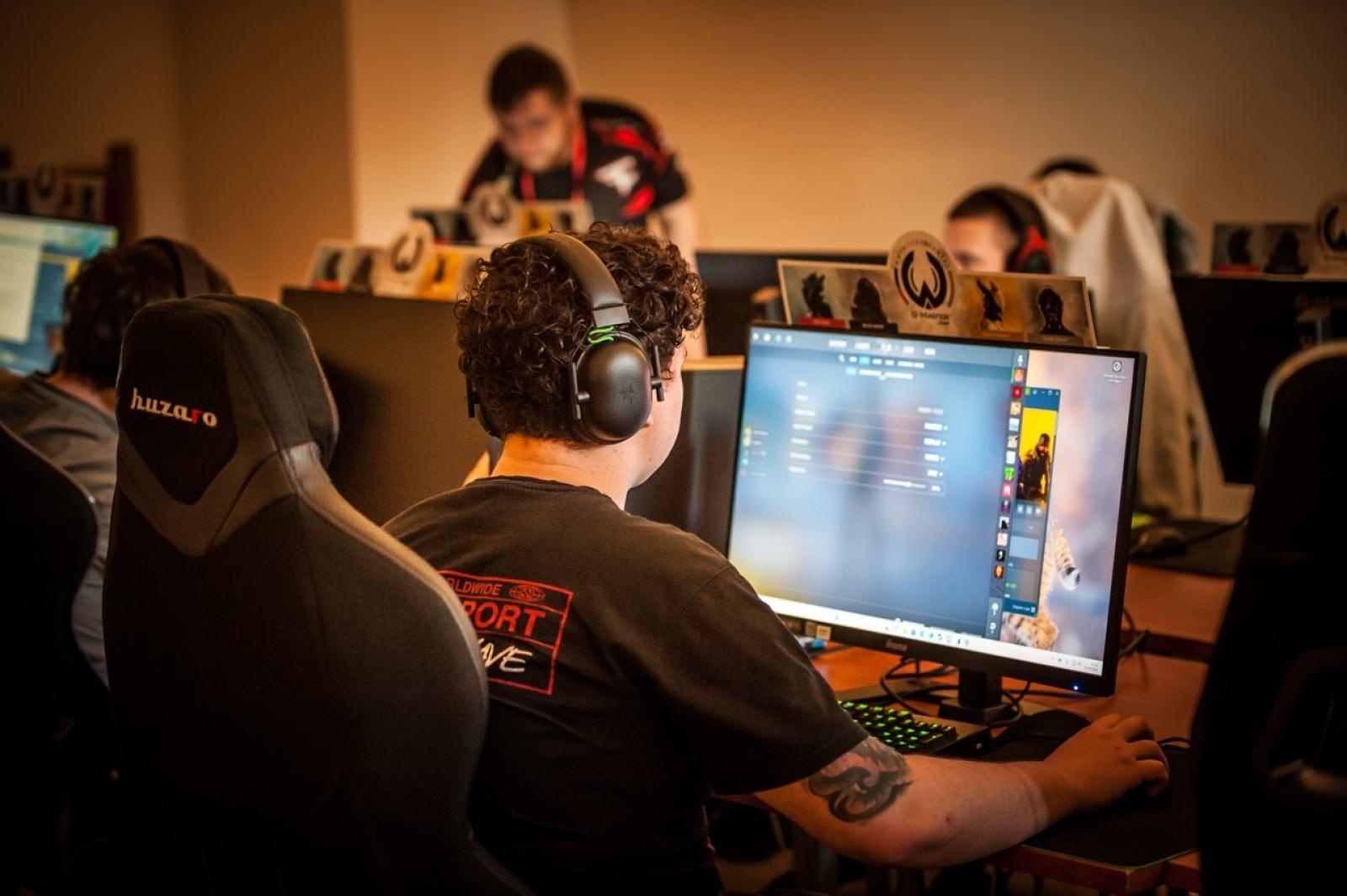 Zdjęcie w galerii na portalu naszraciborz.pl: Gamingowe emocje na Zamku Piastowskim – trwa finałowy dzień festiwalu w Raciborzu wiadomości z regionu