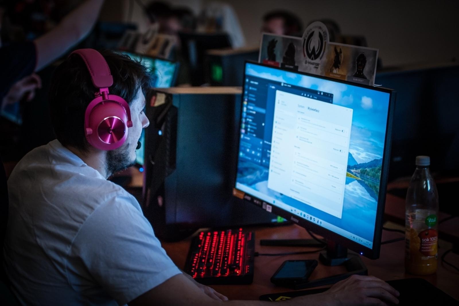 Zdjęcie w galerii na portalu naszraciborz.pl: Gamingowe emocje na Zamku Piastowskim – trwa finałowy dzień festiwalu w Raciborzu wiadomości z regionu