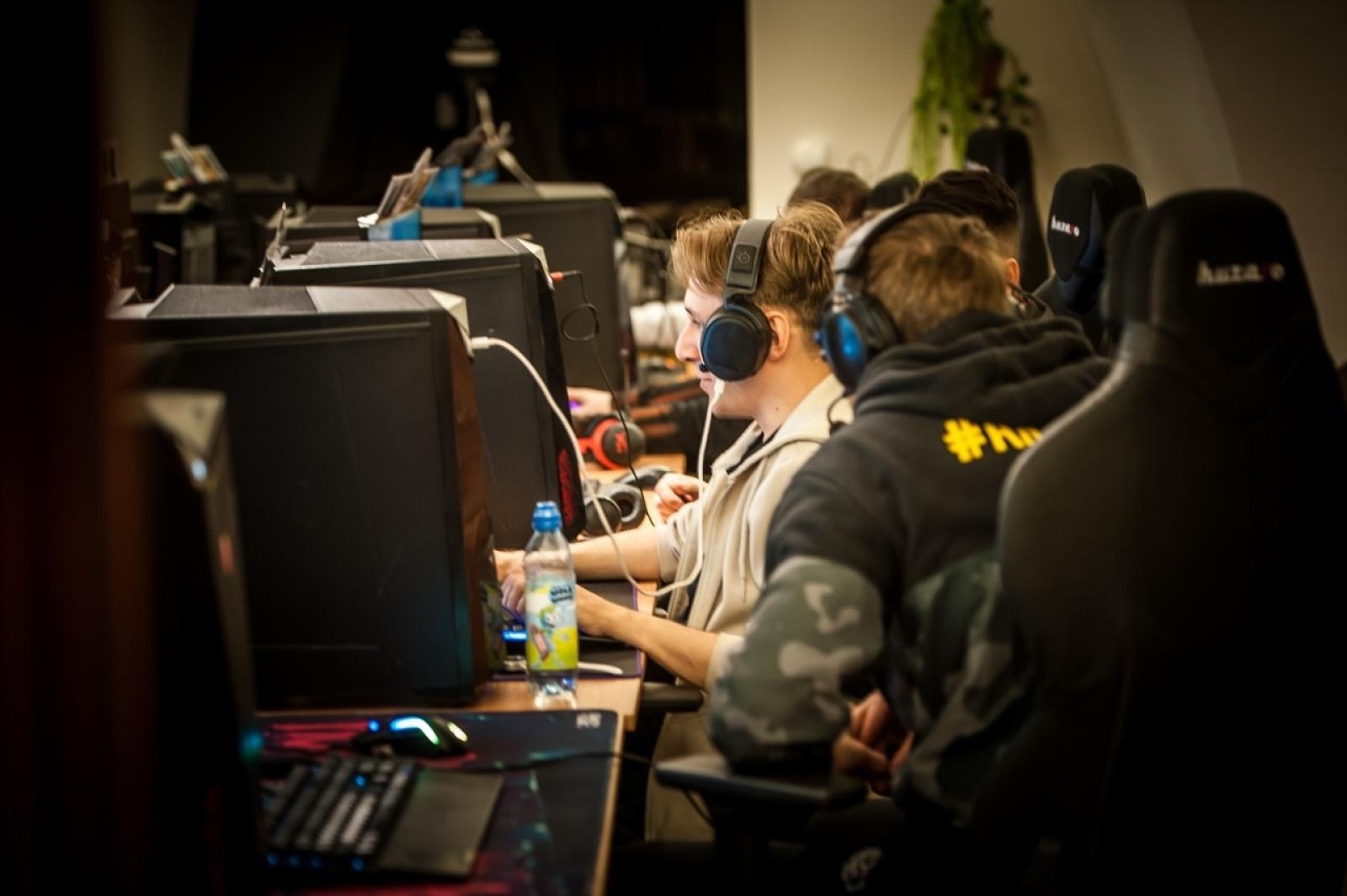 Zdjęcie w galerii na portalu naszraciborz.pl: Gamingowe emocje na Zamku Piastowskim – trwa finałowy dzień festiwalu w Raciborzu wiadomości z regionu