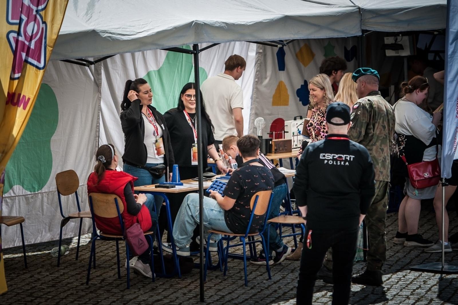 Zdjęcie w galerii na portalu naszraciborz.pl: Gamingowe emocje na Zamku Piastowskim – trwa finałowy dzień festiwalu w Raciborzu wiadomości z regionu