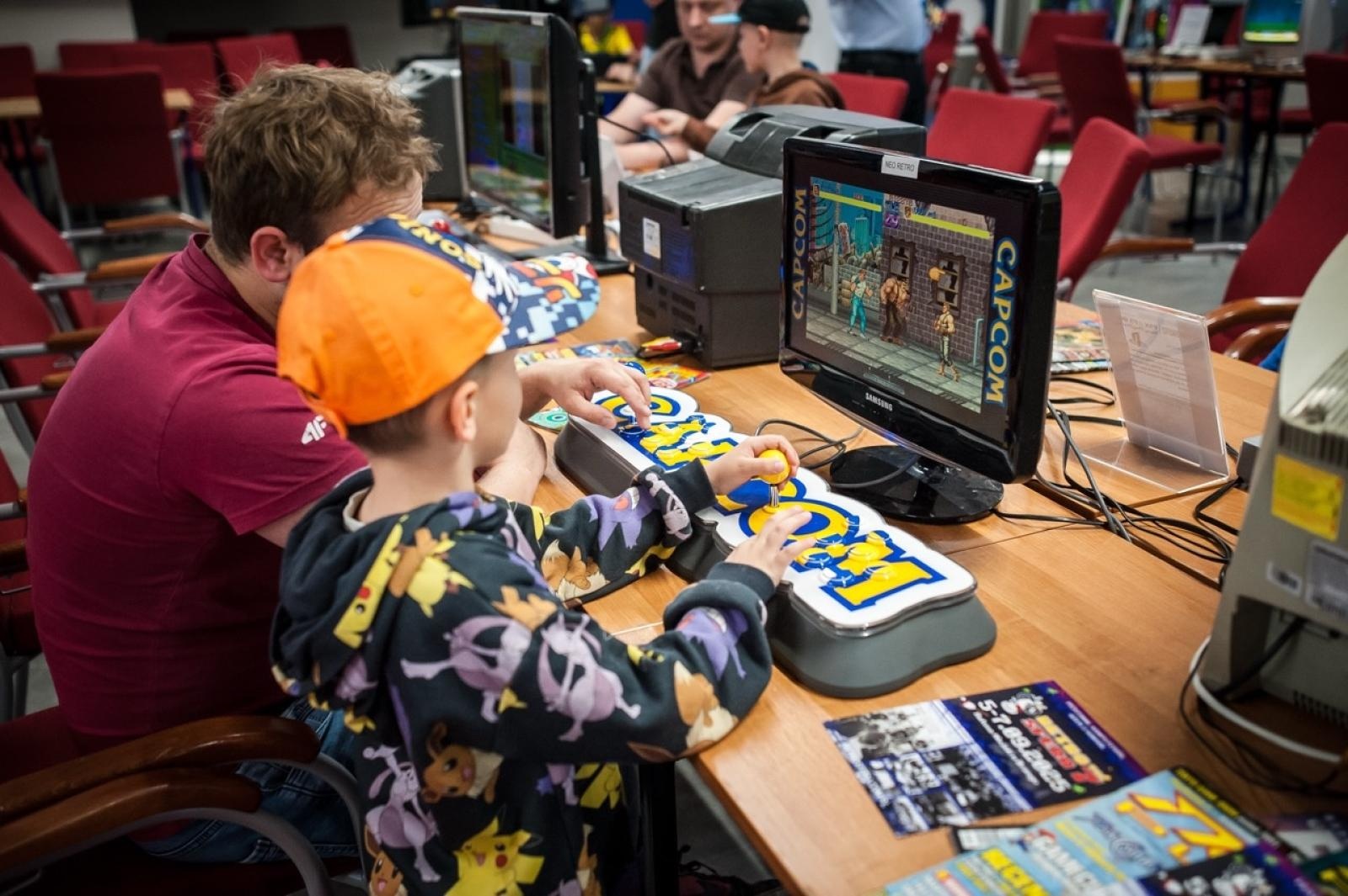 Zdjęcie w galerii na portalu naszraciborz.pl: Gamingowe emocje na Zamku Piastowskim – trwa finałowy dzień festiwalu w Raciborzu wiadomości z regionu