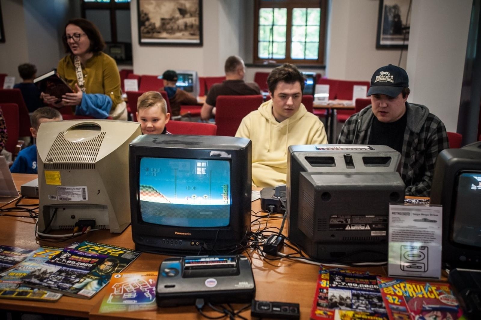 Zdjęcie w galerii na portalu naszraciborz.pl: Gamingowe emocje na Zamku Piastowskim – trwa finałowy dzień festiwalu w Raciborzu wiadomości z regionu