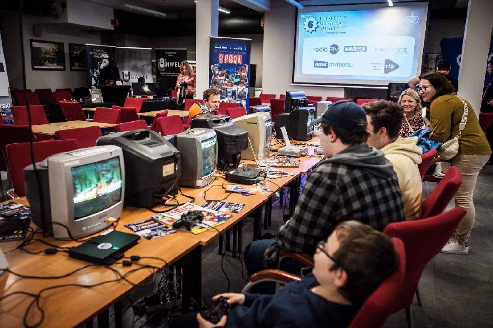 Zdjęcie w galerii na portalu naszraciborz.pl: Gamingowe emocje na Zamku Piastowskim – trwa finałowy dzień festiwalu w Raciborzu wiadomości z regionu