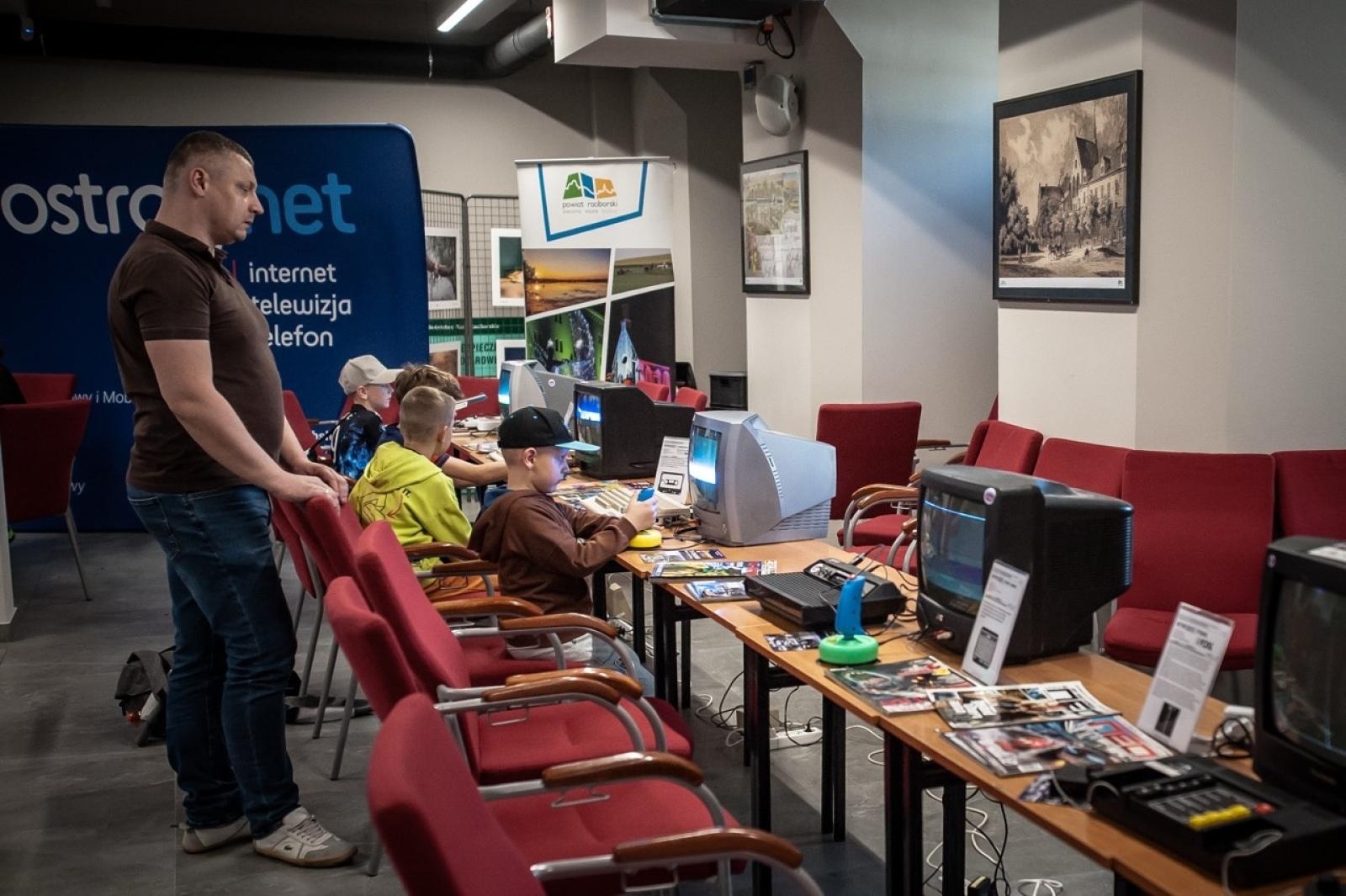 Zdjęcie w galerii na portalu naszraciborz.pl: Gamingowe emocje na Zamku Piastowskim – trwa finałowy dzień festiwalu w Raciborzu wiadomości z regionu