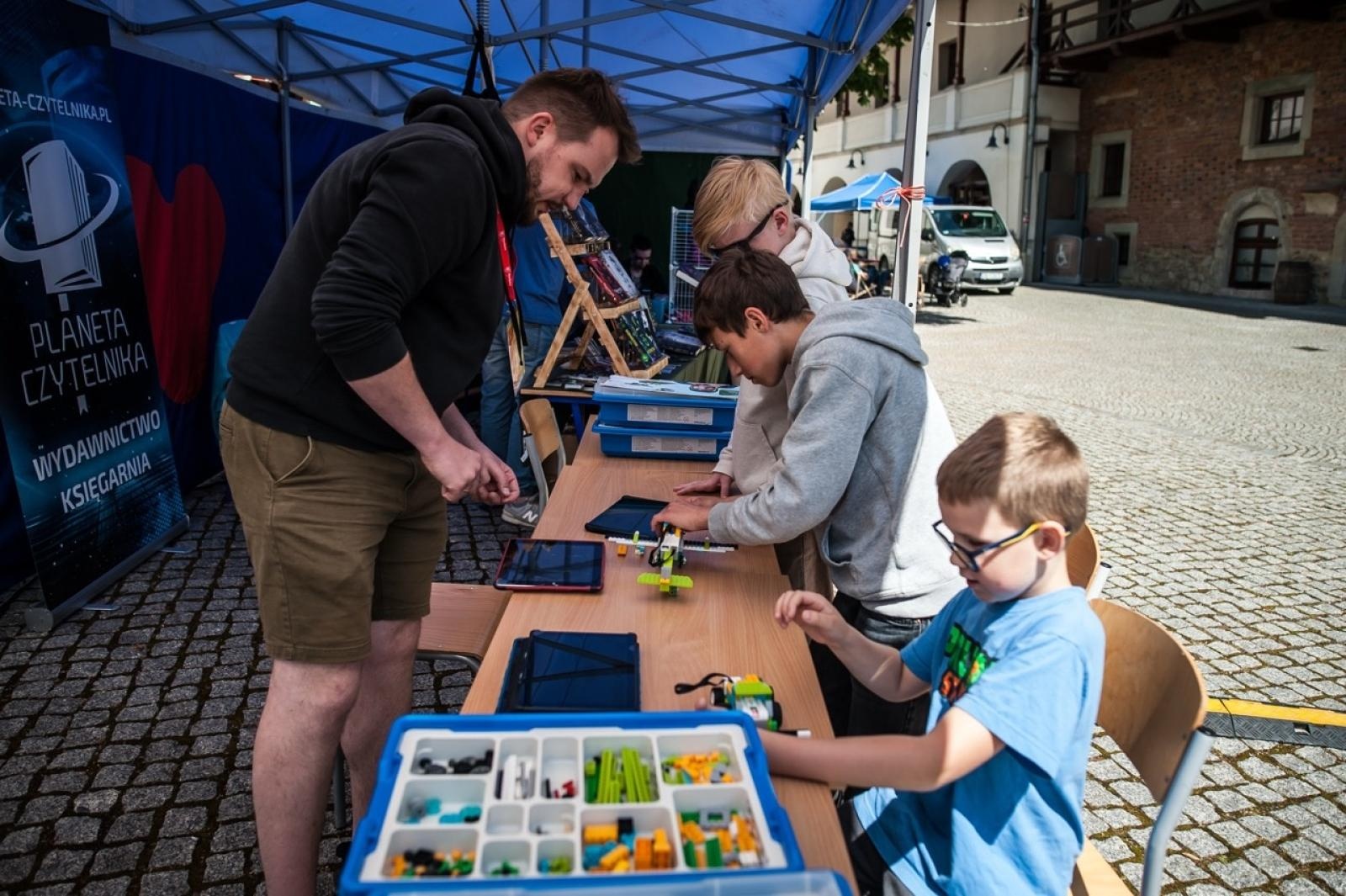 Zdjęcie w galerii na portalu naszraciborz.pl: Gamingowe emocje na Zamku Piastowskim – trwa finałowy dzień festiwalu w Raciborzu wiadomości z regionu