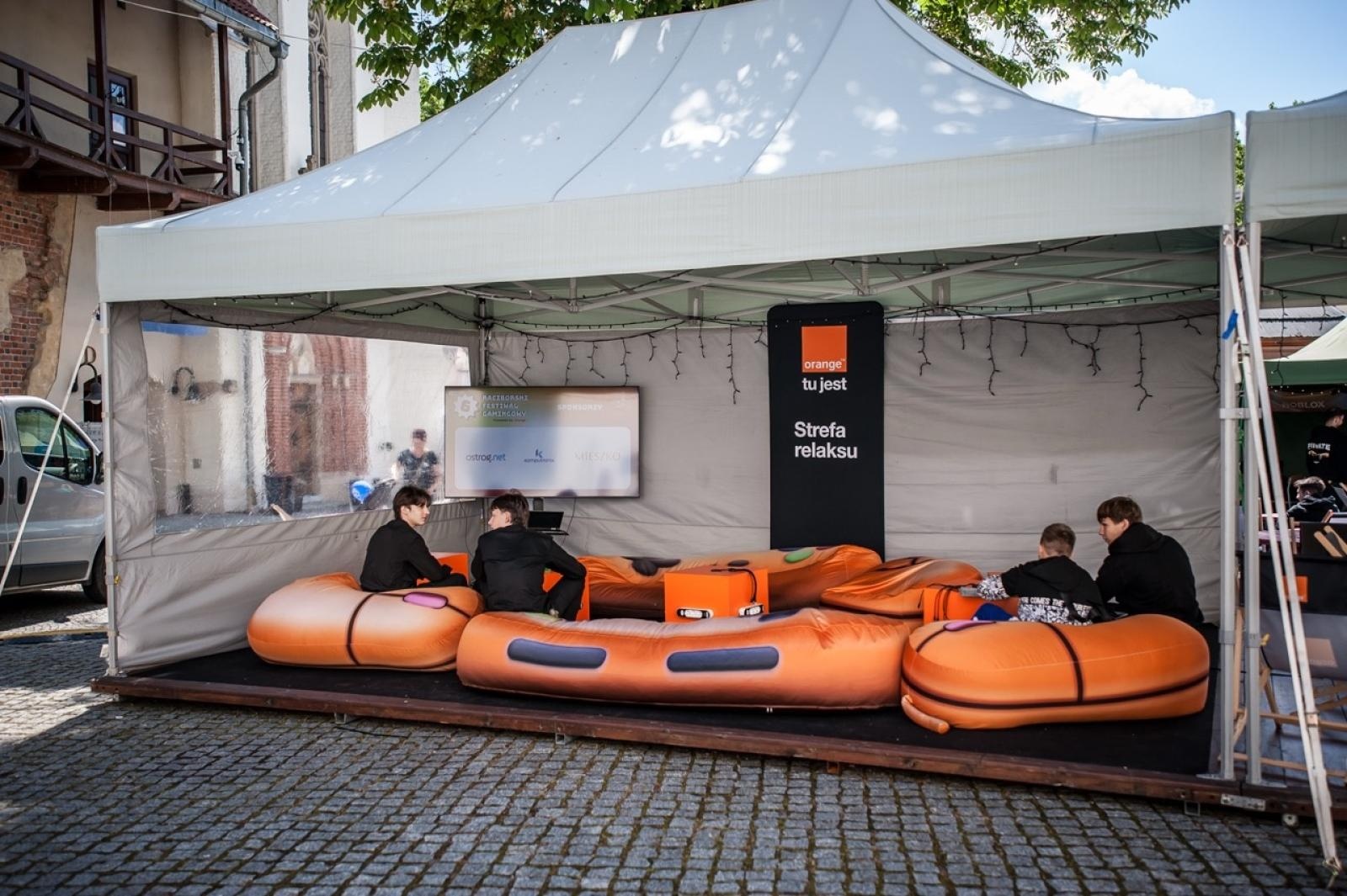 Zdjęcie w galerii na portalu naszraciborz.pl: Gamingowe emocje na Zamku Piastowskim – trwa finałowy dzień festiwalu w Raciborzu wiadomości z regionu