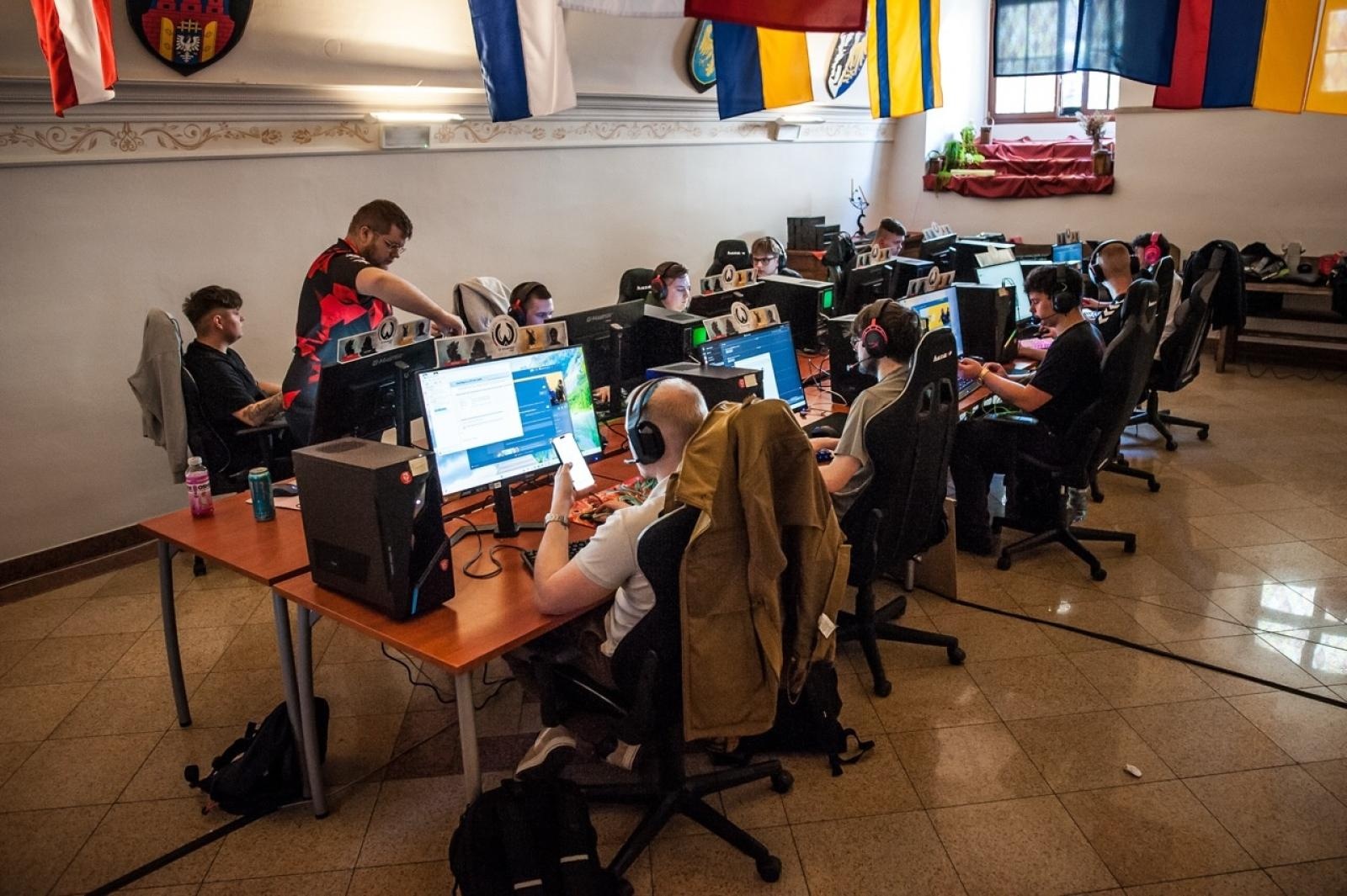 Zdjęcie w galerii na portalu naszraciborz.pl: Gamingowe emocje na Zamku Piastowskim – trwa finałowy dzień festiwalu w Raciborzu wiadomości z regionu