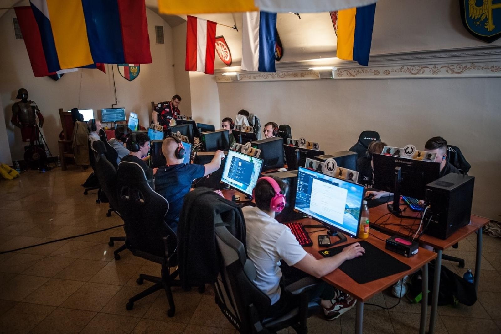 Zdjęcie w galerii na portalu naszraciborz.pl: Gamingowe emocje na Zamku Piastowskim – trwa finałowy dzień festiwalu w Raciborzu wiadomości z regionu