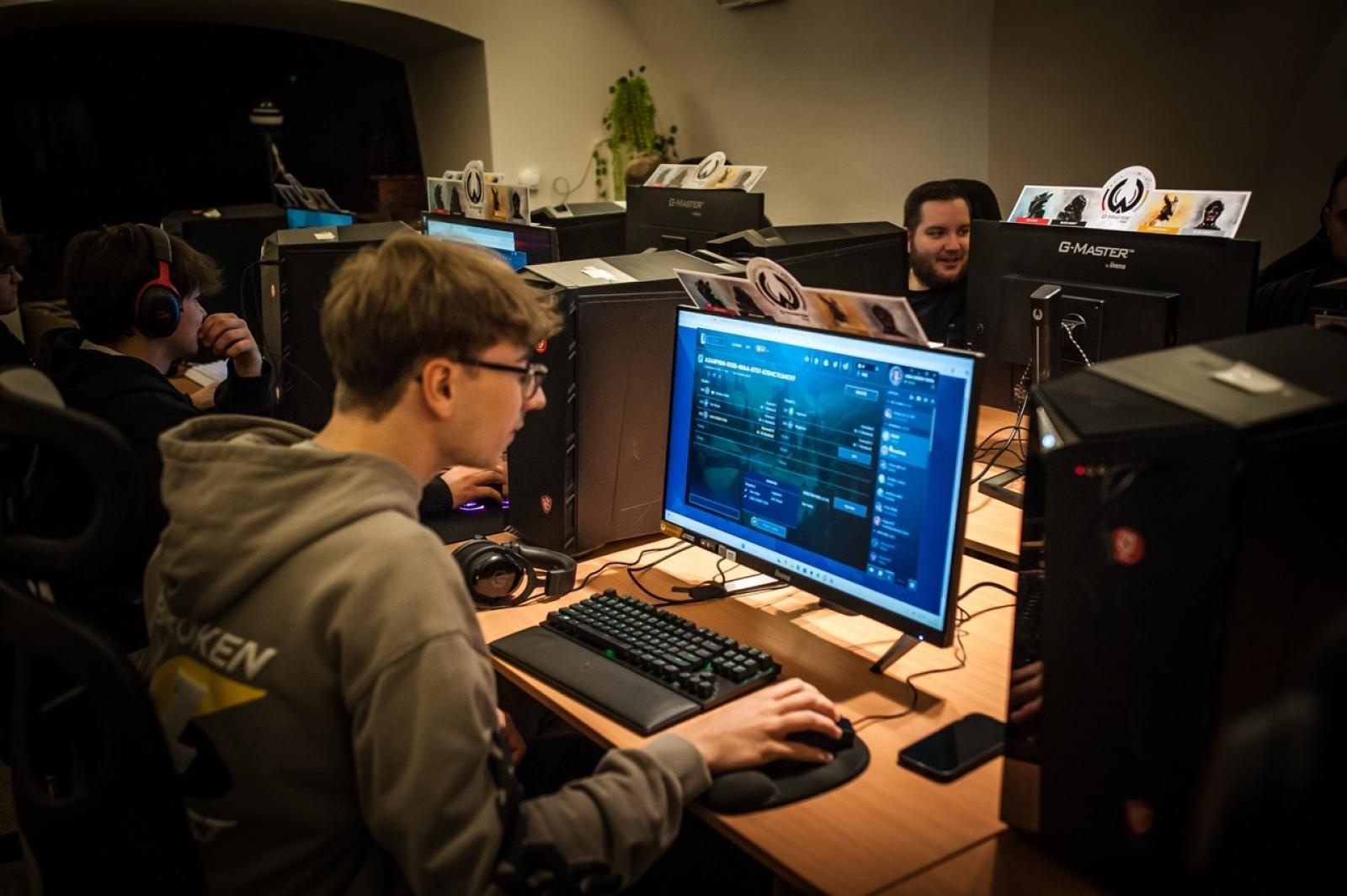 Zdjęcie w galerii na portalu naszraciborz.pl: Gamingowe emocje na Zamku Piastowskim – trwa finałowy dzień festiwalu w Raciborzu wiadomości z regionu