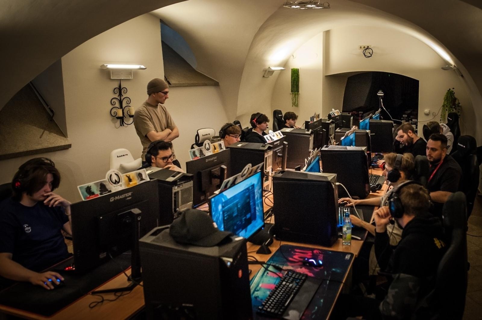 Zdjęcie w galerii na portalu naszraciborz.pl: Gamingowe emocje na Zamku Piastowskim – trwa finałowy dzień festiwalu w Raciborzu wiadomości z regionu