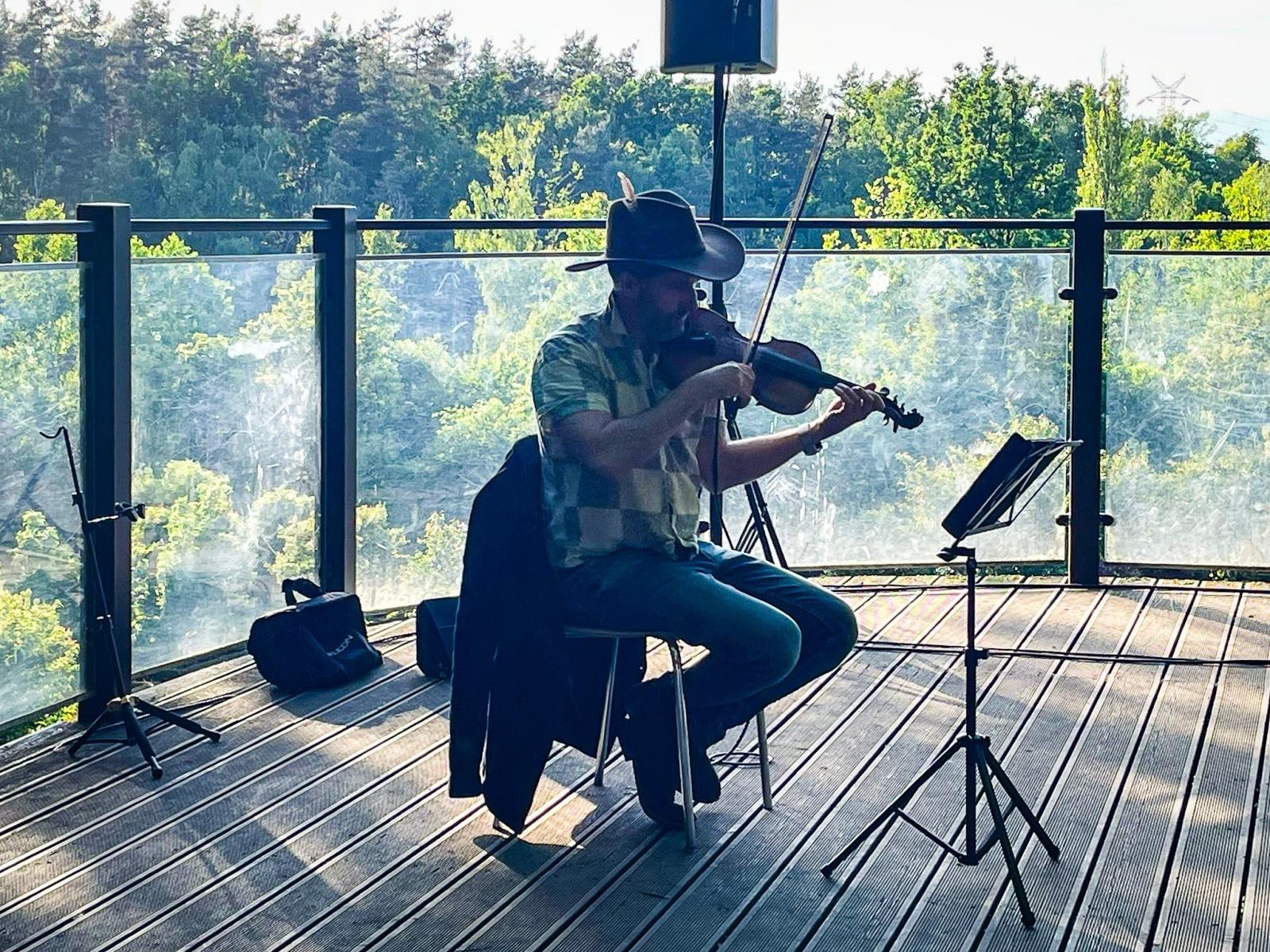 Zdjęcie w galerii na portalu naszraciborz.pl: Muzyka i magia Zaczarowanego Ogrodu – rozpoczęcie letniego cyklu koncertów w Arboretum Bramy Morawskiej wiadomości z regionu