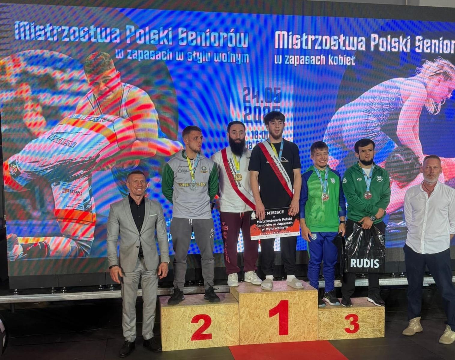 Zdjęcie w galerii na portalu naszraciborz.pl: Zapaśnicy brzeźnickiego Dębu z medalami mistrzostw Polski wiadomości z regionu