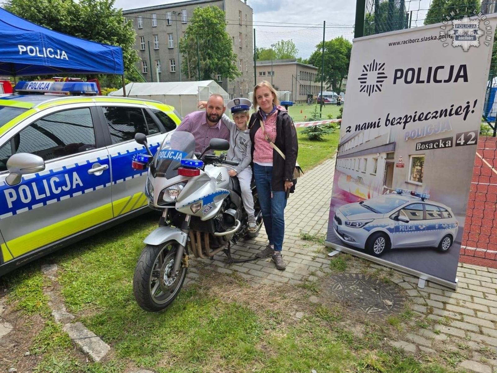 Zdjęcie w galerii na portalu naszraciborz.pl: Bezpieczeństwo, sprzęt i dobra zabawa. Raciborscy policjanci na pikniku z dziećmi wiadomości z regionu