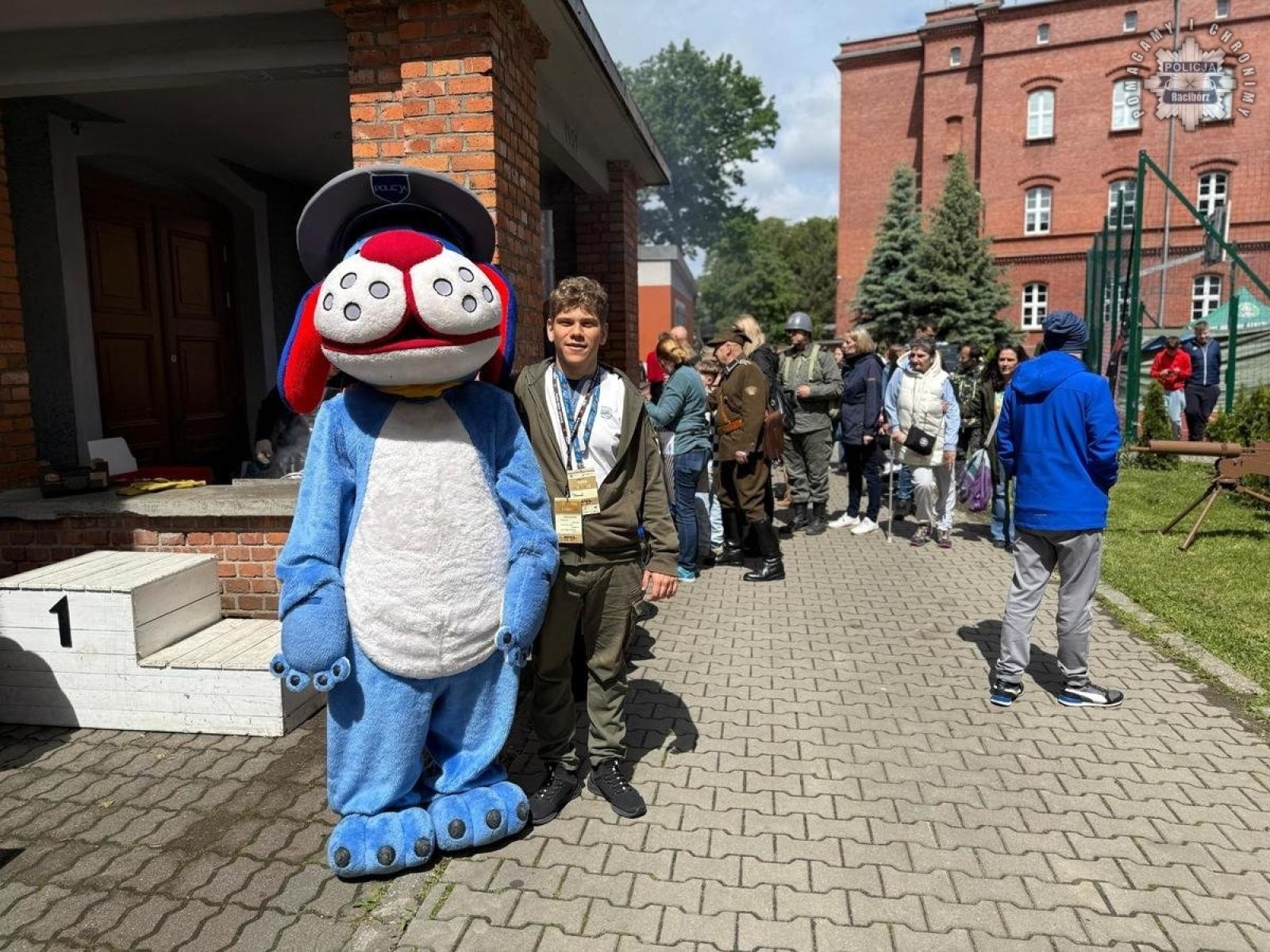 Zdjęcie w galerii na portalu naszraciborz.pl: Bezpieczeństwo, sprzęt i dobra zabawa. Raciborscy policjanci na pikniku z dziećmi wiadomości z regionu
